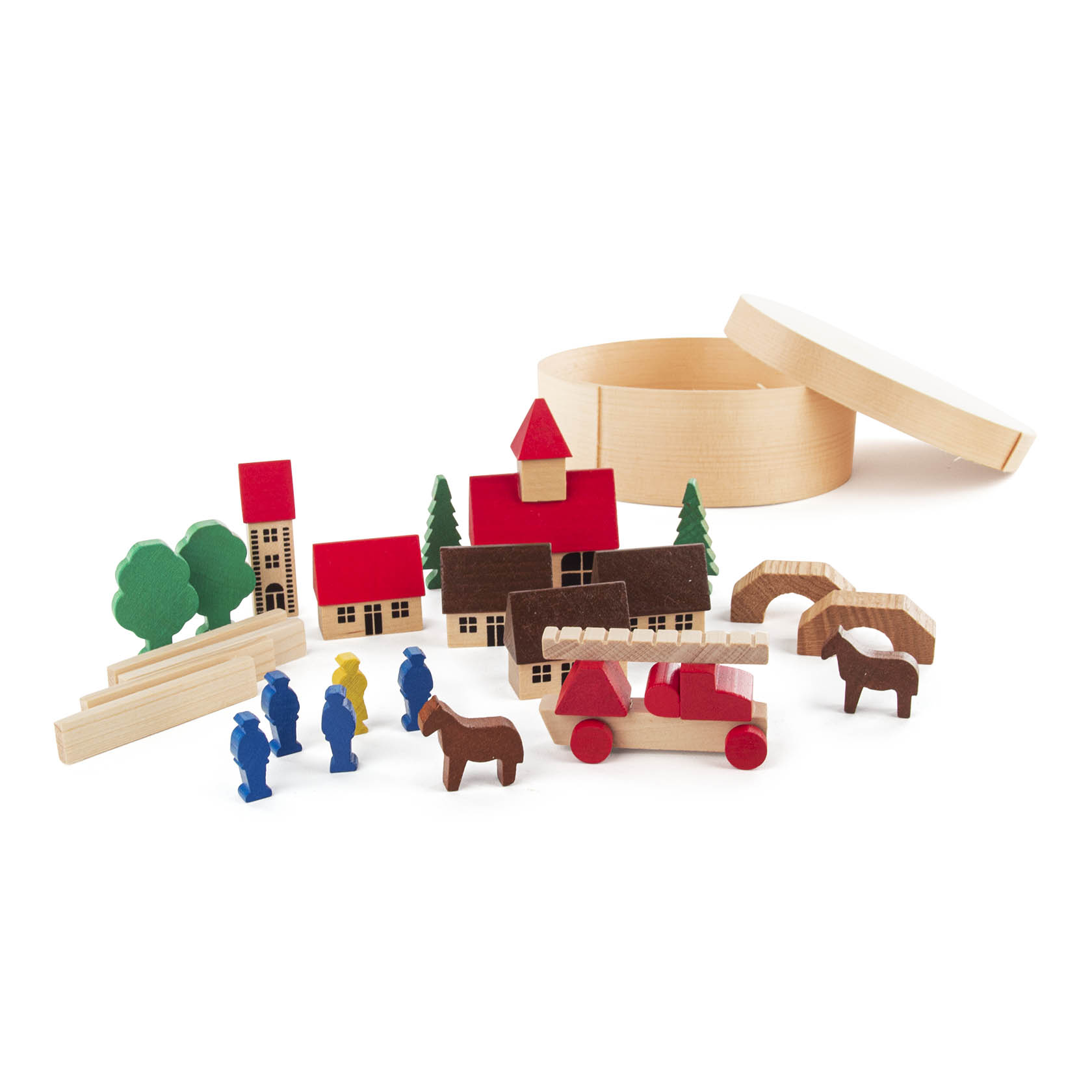 Holzspielzeug-Set zeigt ein Dorf mit roten Dächern, einer Feuerwehr, Feuerwehrleuten, einem Pferd und Figuren. Im Hintergrund ist eine geöffnete Spandose zu sehen. im Dregeno Online Shop günstig kaufen