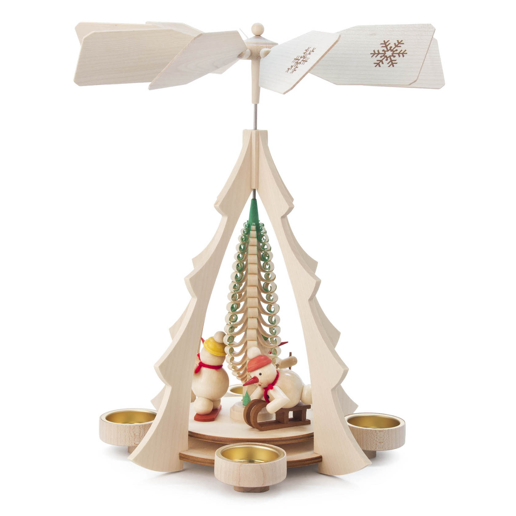 Holzpyramide in Tannenform mit zwei Schneemännern, von denen einer einen Schlitten zieht, und vier Teelicht-Haltern an der Basis.