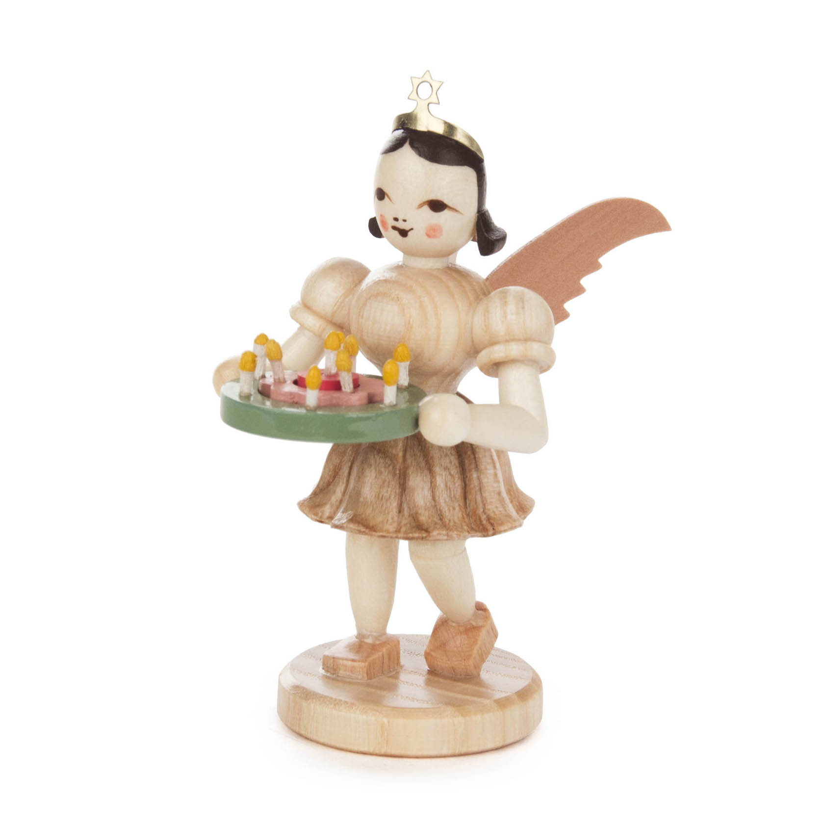 Holzengel mit einem goldenen Heiligenschein und Flügeln, hält einen dekorativen Festtagskranz mit kleinen Kerzen. im Dregeno Online Shop günstig kaufen