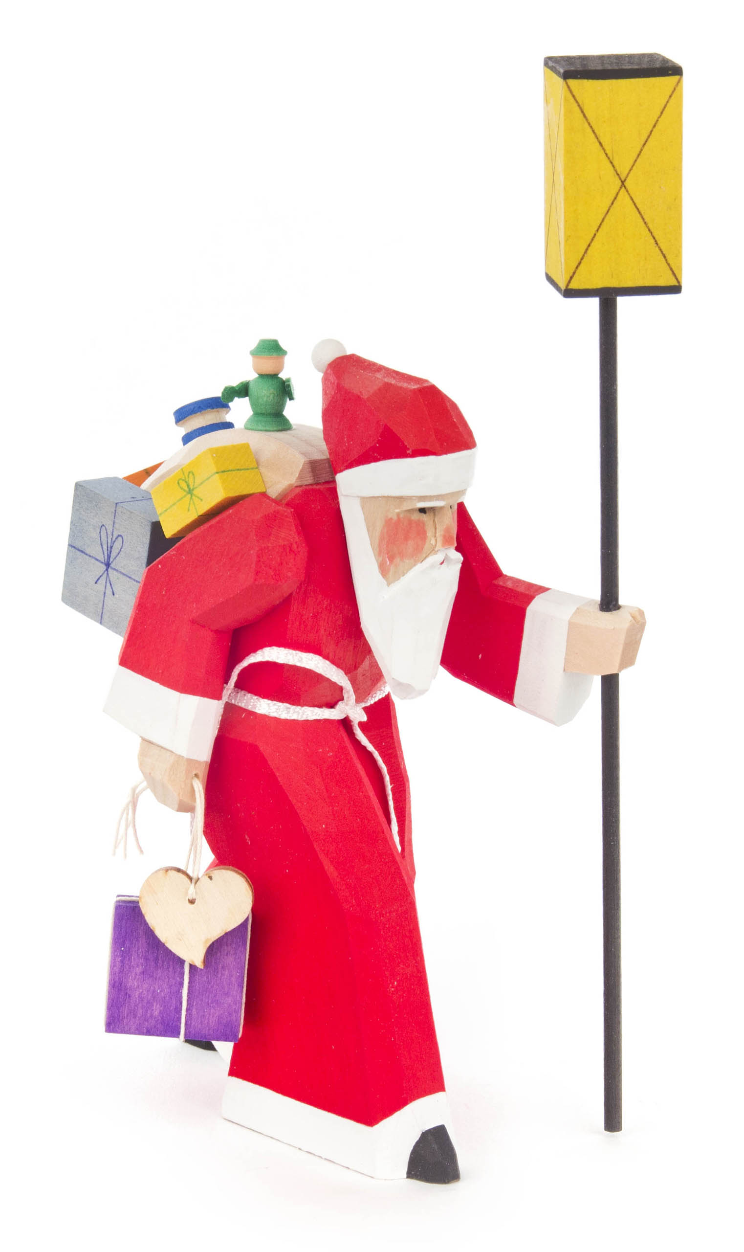 Eine Holzfigur des Weihnachtsmanns in rotem Anzug, der eine Laterne in der rechten Hand hält und Geschenke auf dem Rücken trägt.
