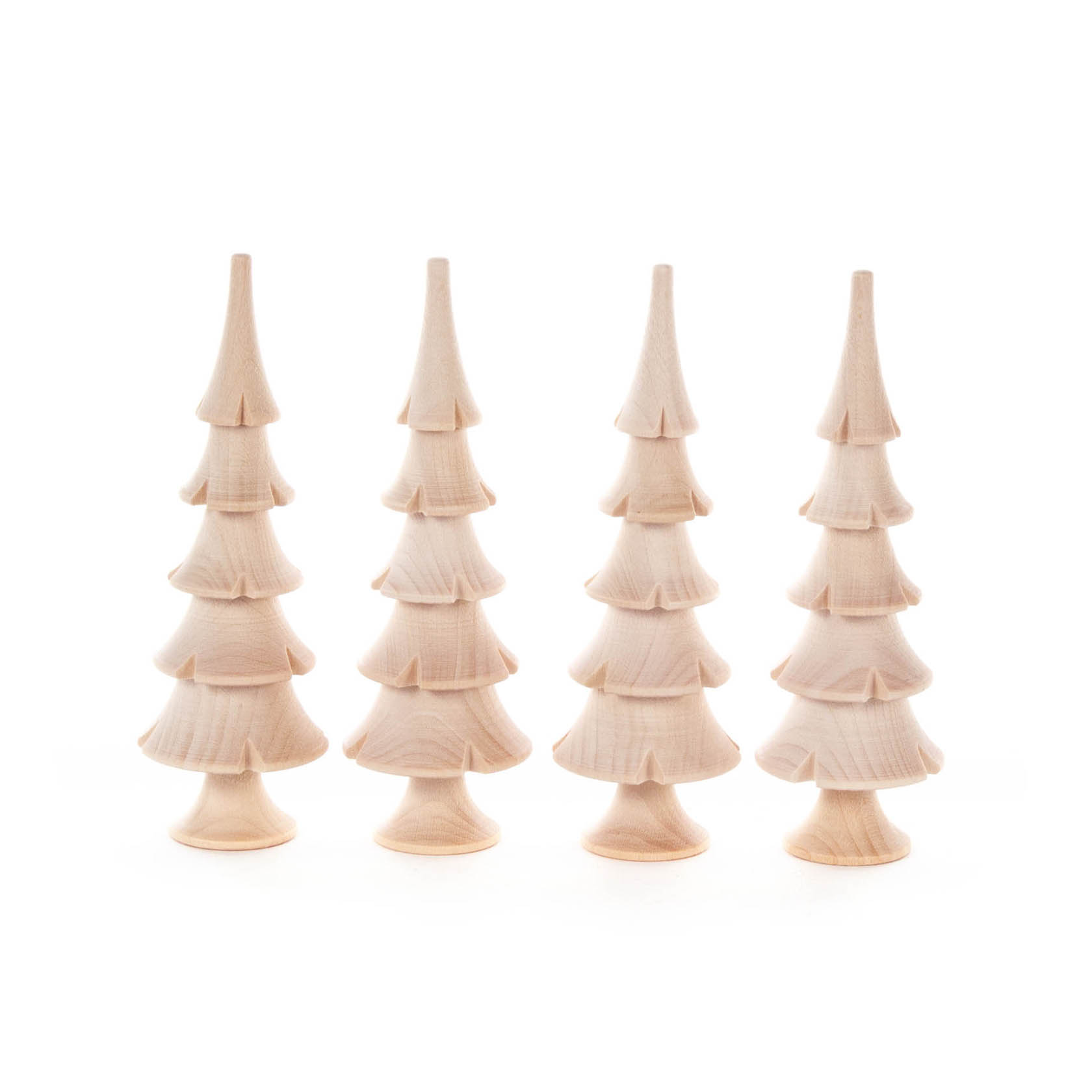 Vier naturbelassene Massivholzbäume, jeder 11 cm hoch, stehend in einer Reihe. Die Bäume haben eine konische Form mit mehreren Ringen als Äste. im Dregeno Online Shop günstig kaufen