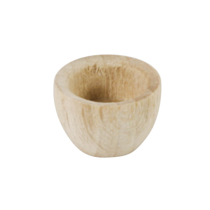 Eine naturbelassene Holztülle, ideal zur Aufnahme einer Puppenkerze mit 10 mm Durchmesser, auf weißem Hintergrund. im Dregeno Online Shop günstig kaufen