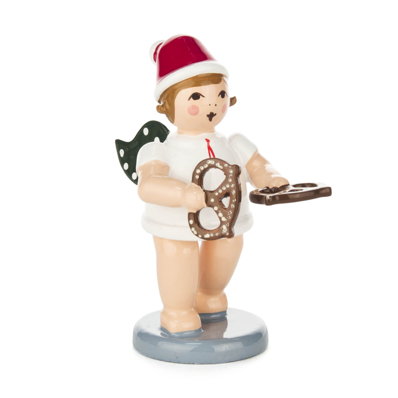Ein putziger Engel mit grünen Flügeln, weißem Gewand und roter Mütze hält eine Brezel in einer Hand. Er steht auf einem grauen Sockel. im Dregeno Online Shop günstig kaufen