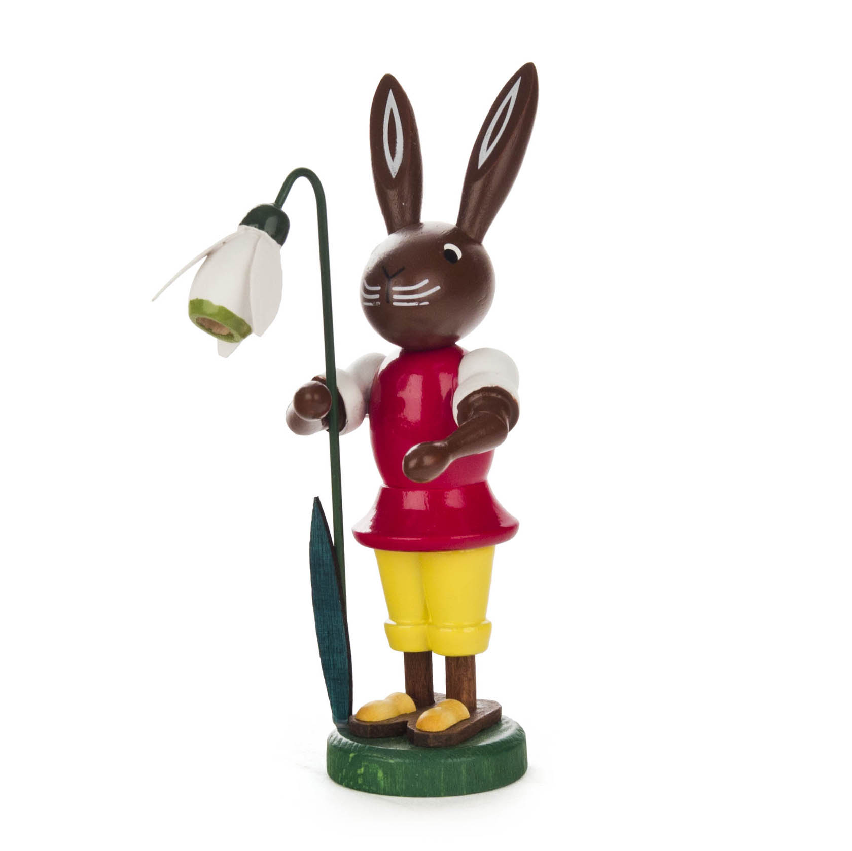 Holzfigur eines Hasen in rotem Shirt und gelber Hose, hält eine Schneeglöckchenblume. im Dregeno Online Shop günstig kaufen