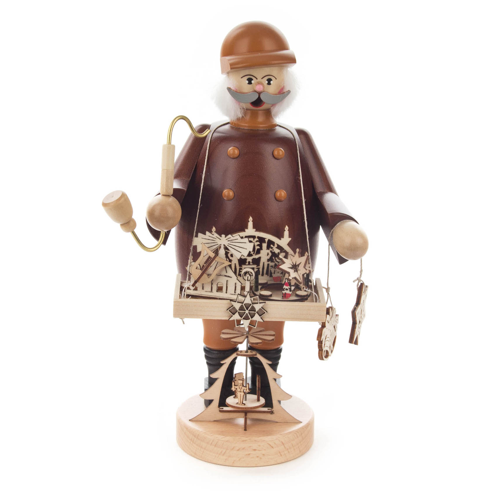 Ein Räuchermann in traditioneller Kleidung hält einen Schwibbogen und verkauft kleine Holzkunstwerke. im Dregeno Online Shop günstig kaufen