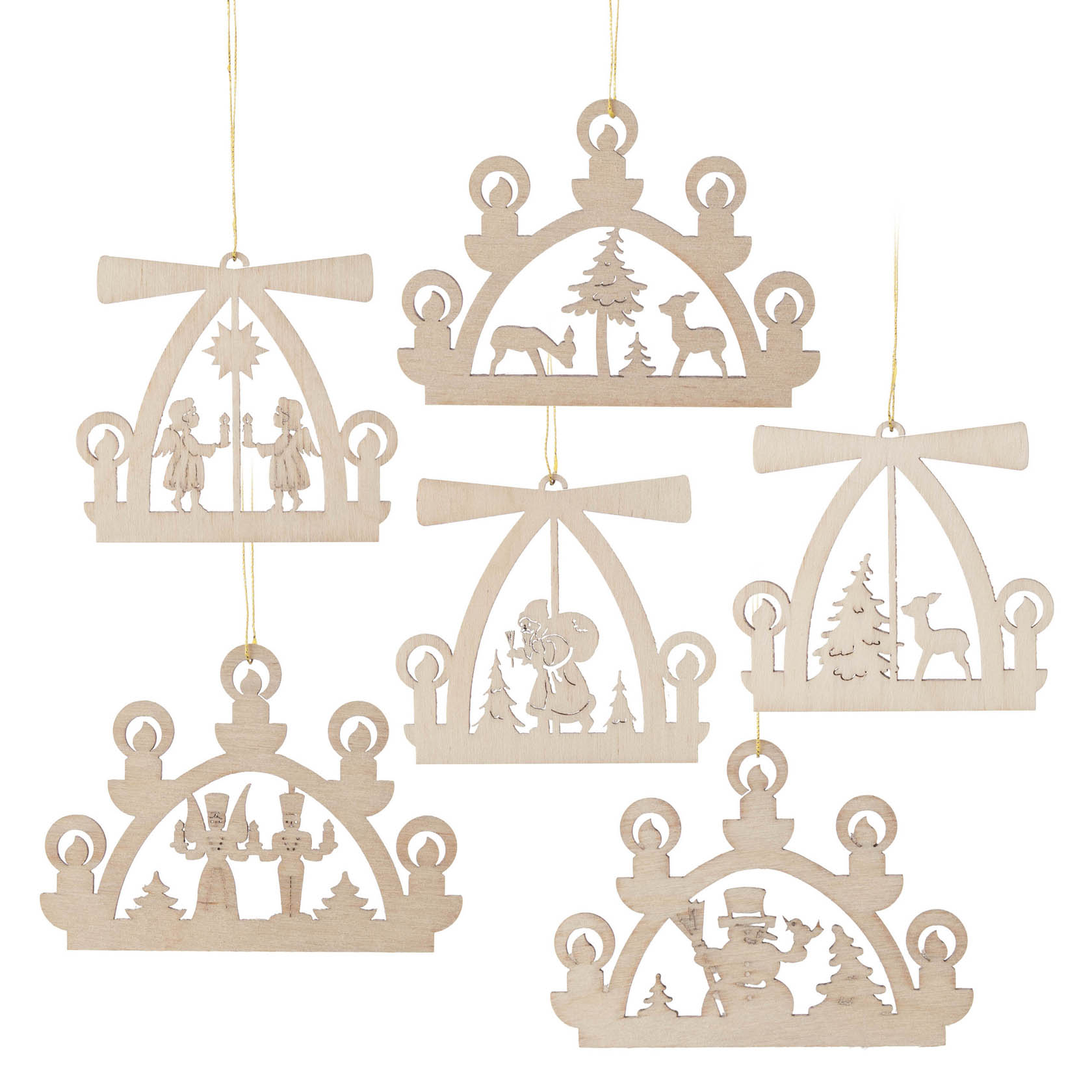 Sechs Holzornamente in Form von Schwibbögen mit verschiedenen Erzgebirgsmotiven wie Rehe, Weihnachtsmänner und Tannenbäume, jeweils mit hängender Schnur. im Dregeno Online Shop günstig kaufen