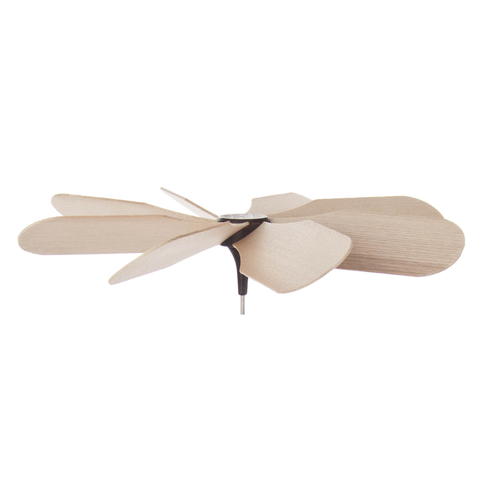 Holz-Flügelrad auf einem schmalen Stiel, mit mehreren flachen, rechteckigen Blättern im Gleichgewicht.