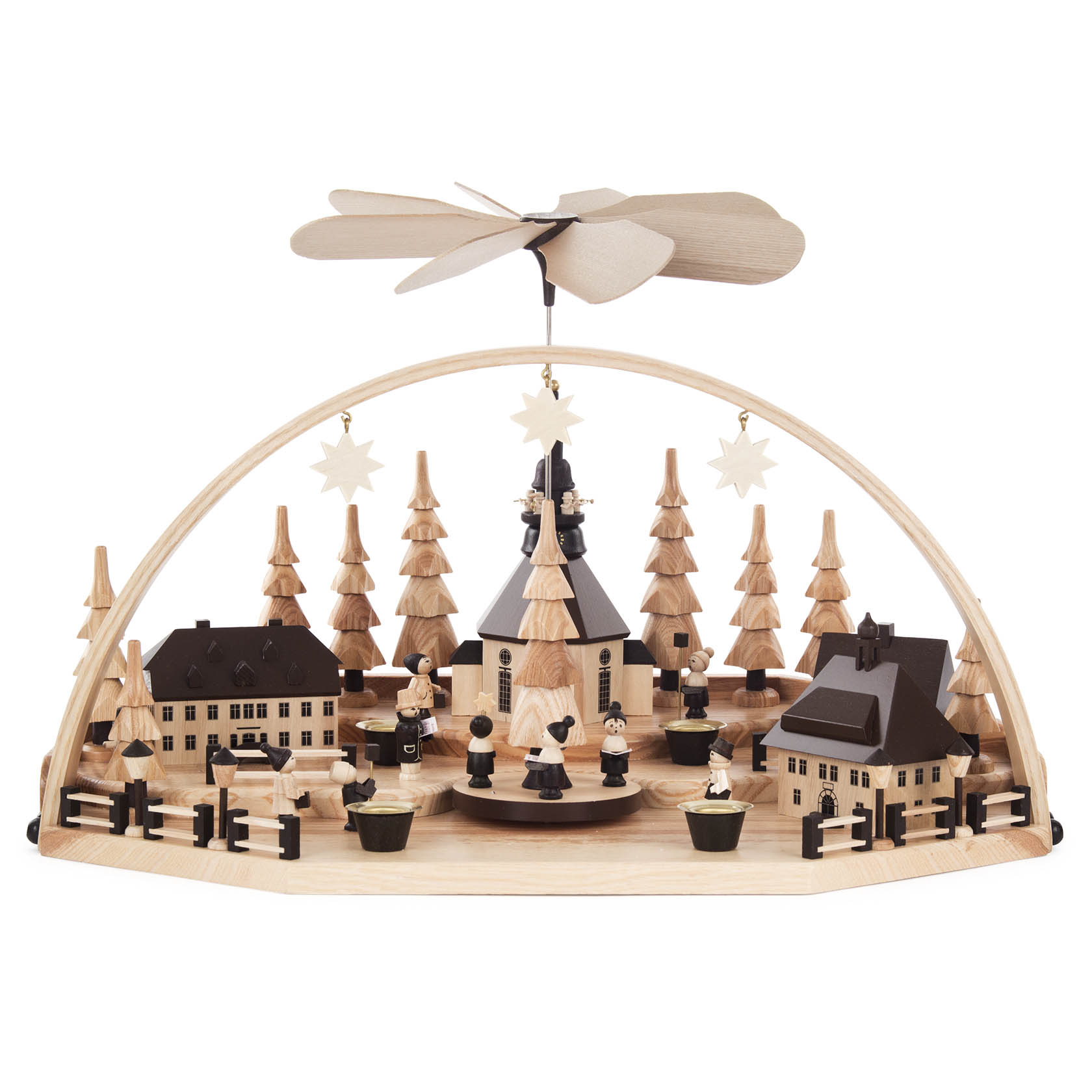 Holz-Weihnachtspyramide mit Kirche, Figuren und Bäumen, darüber ein Propeller. Dekoriert mit Sternen und Zäunen auf einer Basis aus Holz. im Dregeno Online Shop günstig kaufen