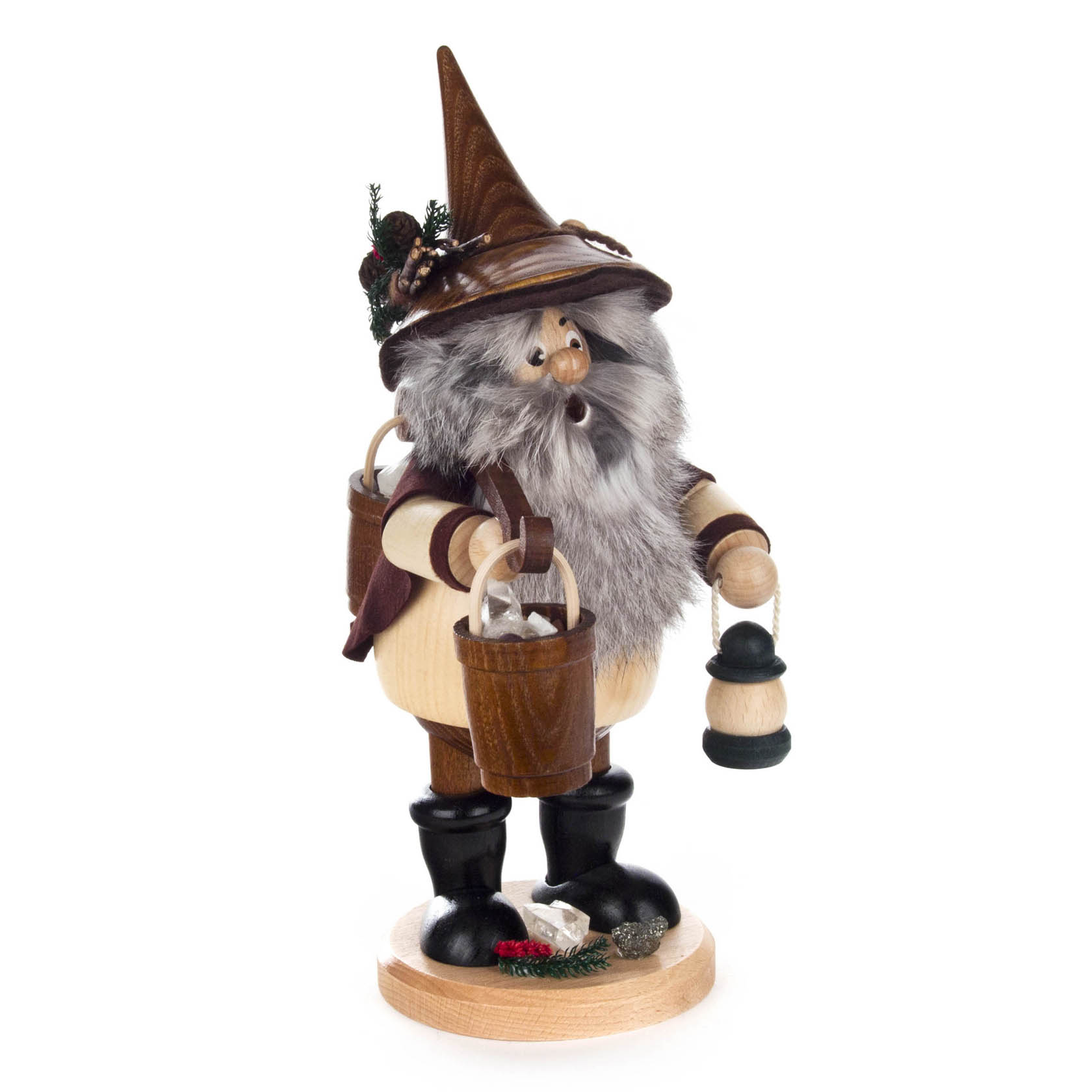 Holzfigur eines Räuchermanns in Form eines Erzwichtels mit Spitzhut, grauem Bart, braunem Umhang, Eimer in der linken und Laterne in der rechten Hand.