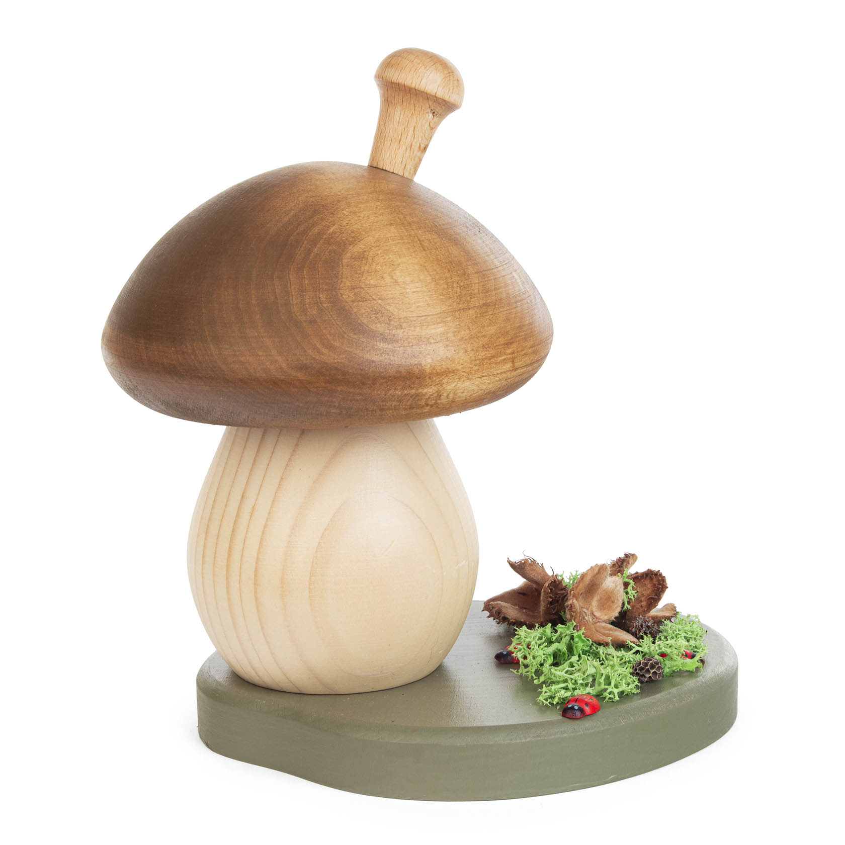 Holzfigur eines großen Räucherpilzes mit brauner Kappe und hellem Stamm, auf einer Holzplatte mit Moos, roten Perlen und braunen Blättern dekoriert. im Dregeno Online Shop günstig kaufen