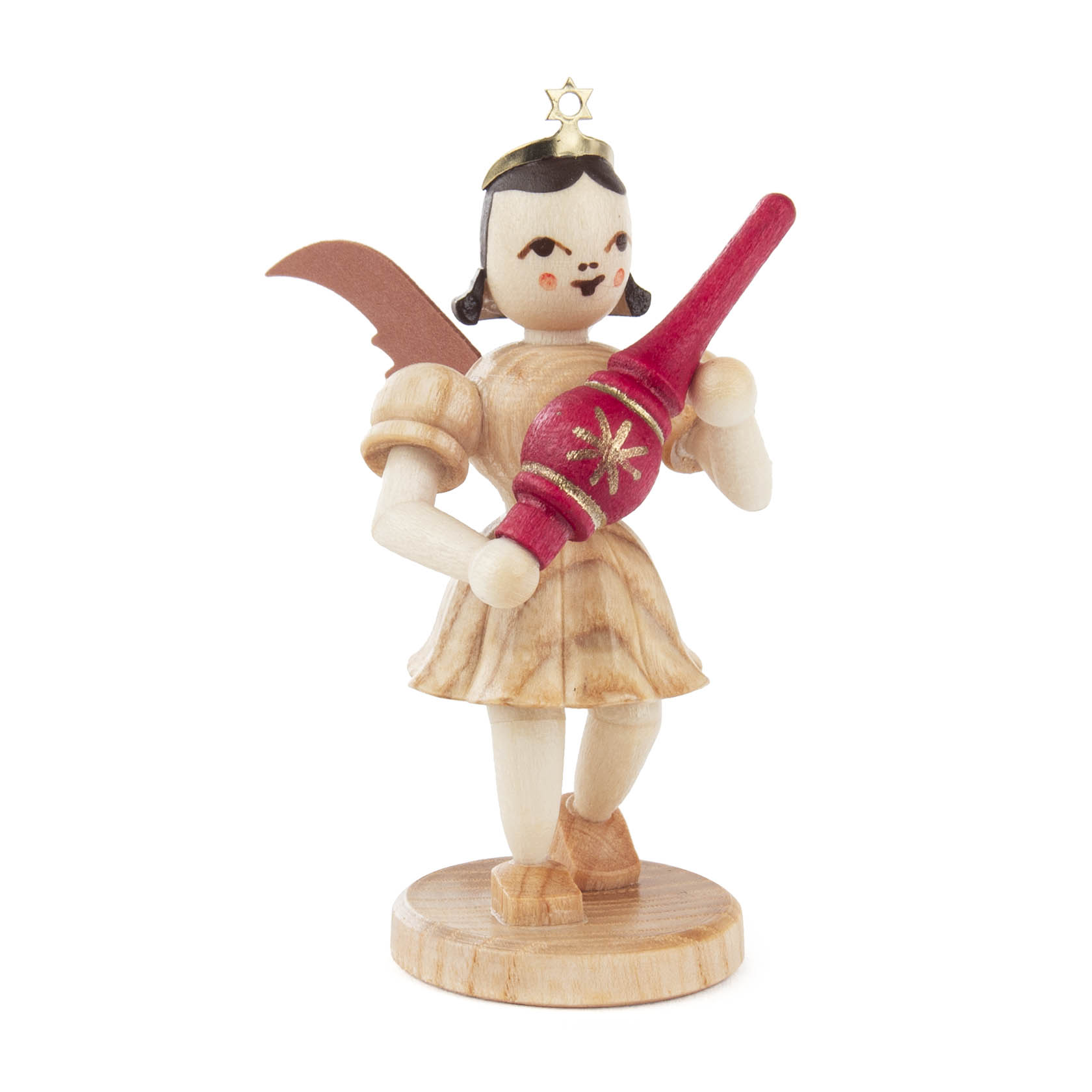 Holzengel in traditioneller Tracht, hält eine rote Christbaumspitze in der Hand und steht auf einem Holzsockel. Der Engel hat Flügel und einen kleinen Stern auf dem Kopf. im Dregeno Online Shop günstig kaufen