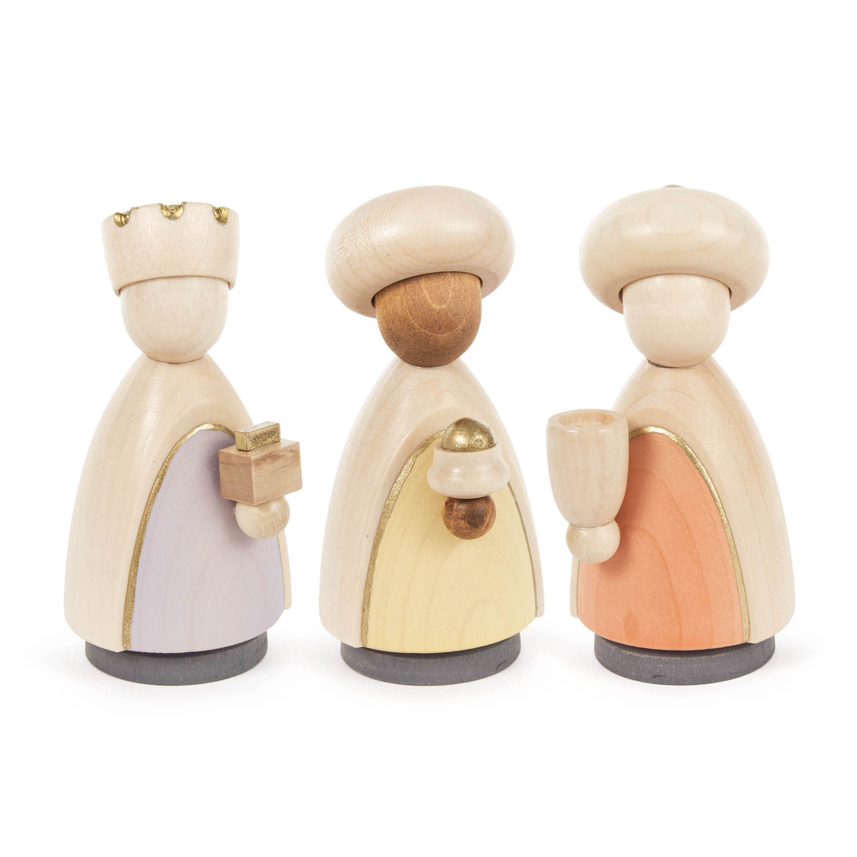 Drei Holzfiguren der Heiligen Drei Könige, in Naturtönen lasiert, jeweils mit individuellen Details wie Krone, Geschenk, Vase. im Dregeno Online Shop günstig kaufen