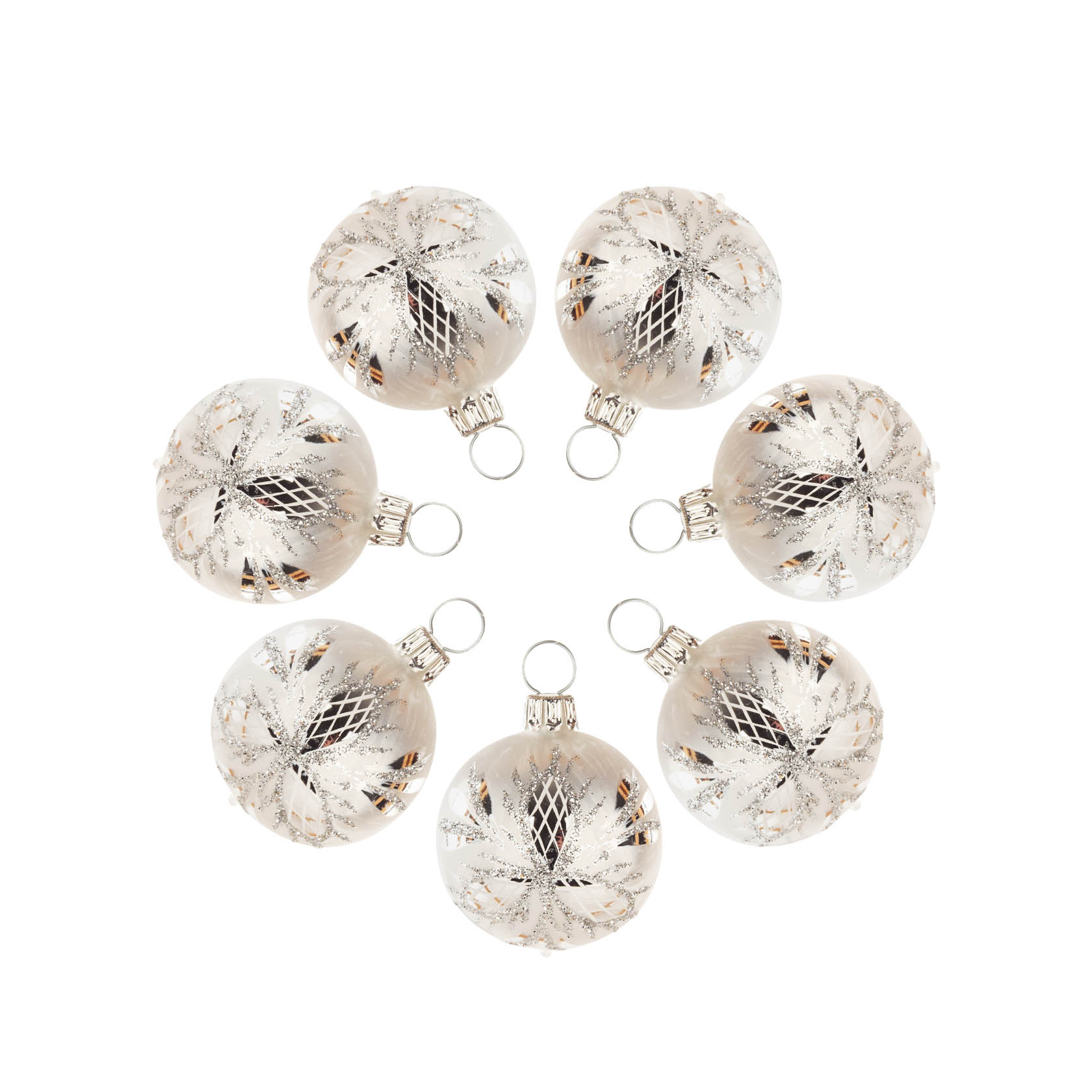 Seven ice-white Christmas baubles with silver waffle pattern arranged in a circle. im Dregeno Online Shop günstig kaufen