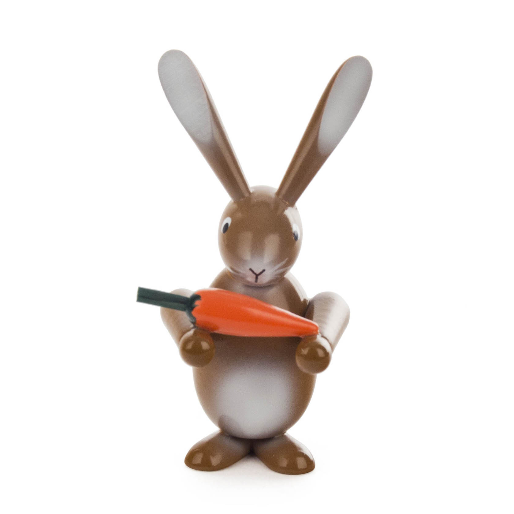 Eine braune Hasenfigur hält eine orangefarbene Möhre in den Pfoten.
