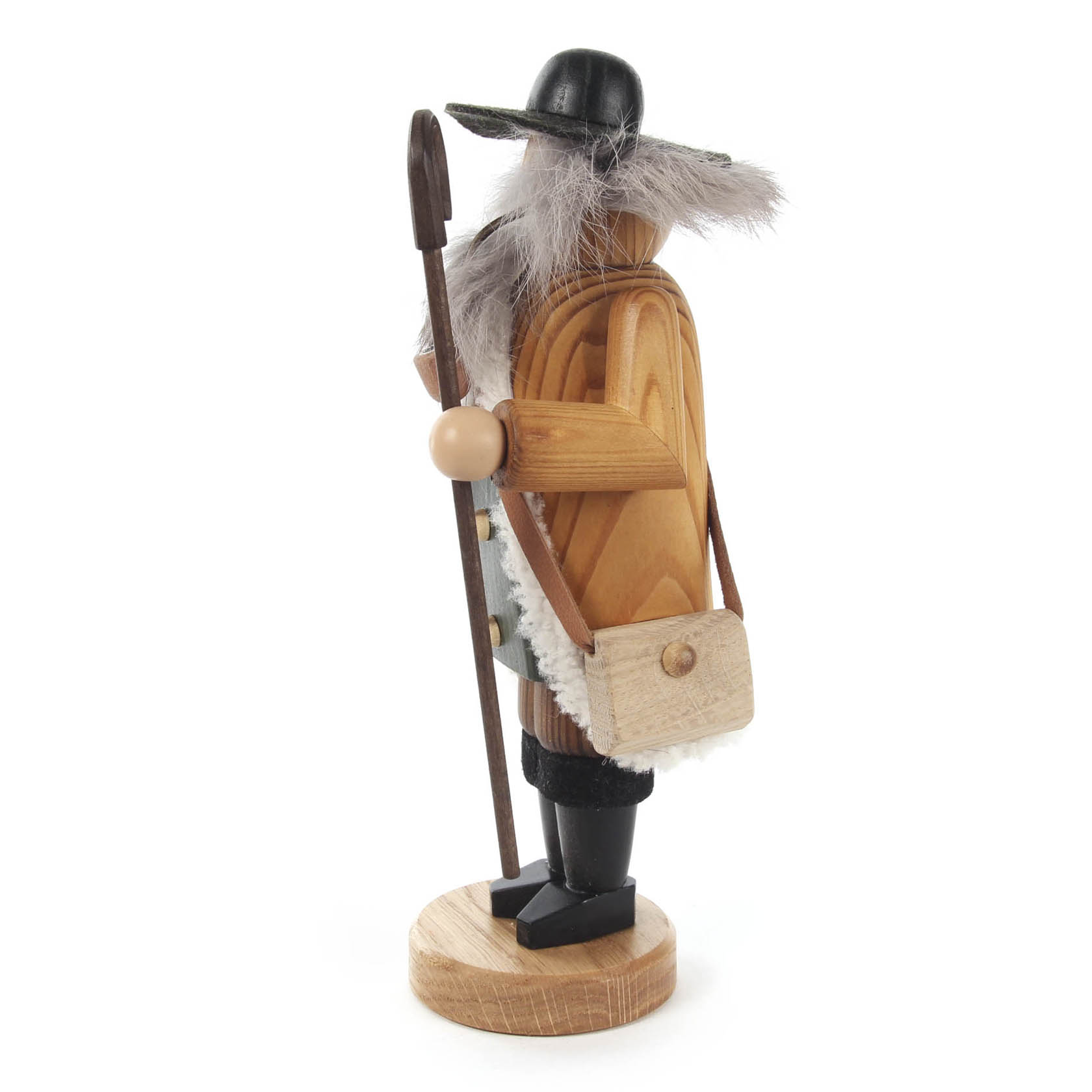 Eine hölzerne Räuchermann-Figur in Schäferkleidung mit einem schwarzen Hut, langem grauem Bart, einem Stab und einer Umhängetasche.