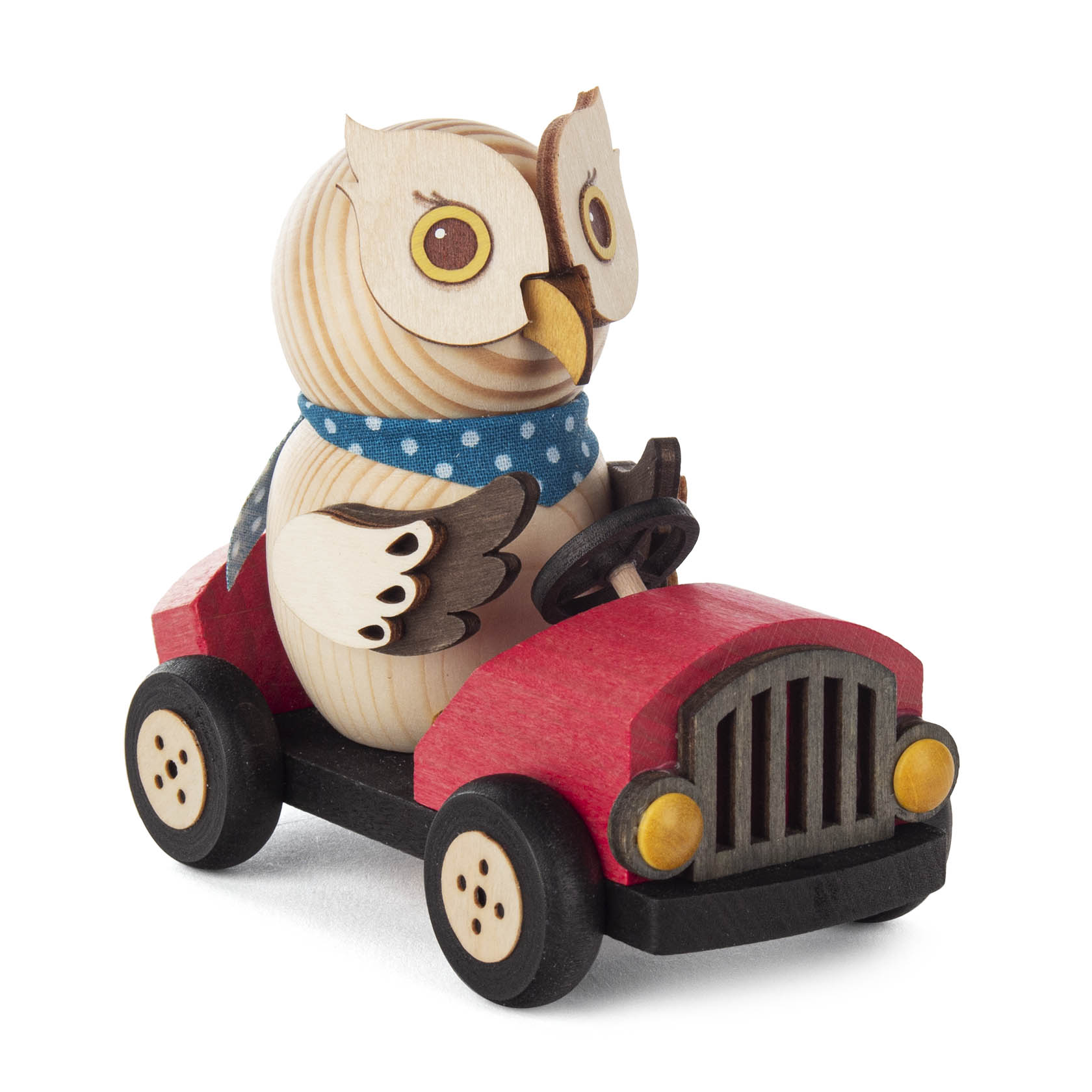 Holzfigur einer Mini-Eule mit blauem Schal in einem roten Flitzer mit Holzlenkrad, die neugierig dreinschaut. im Dregeno Online Shop günstig kaufen