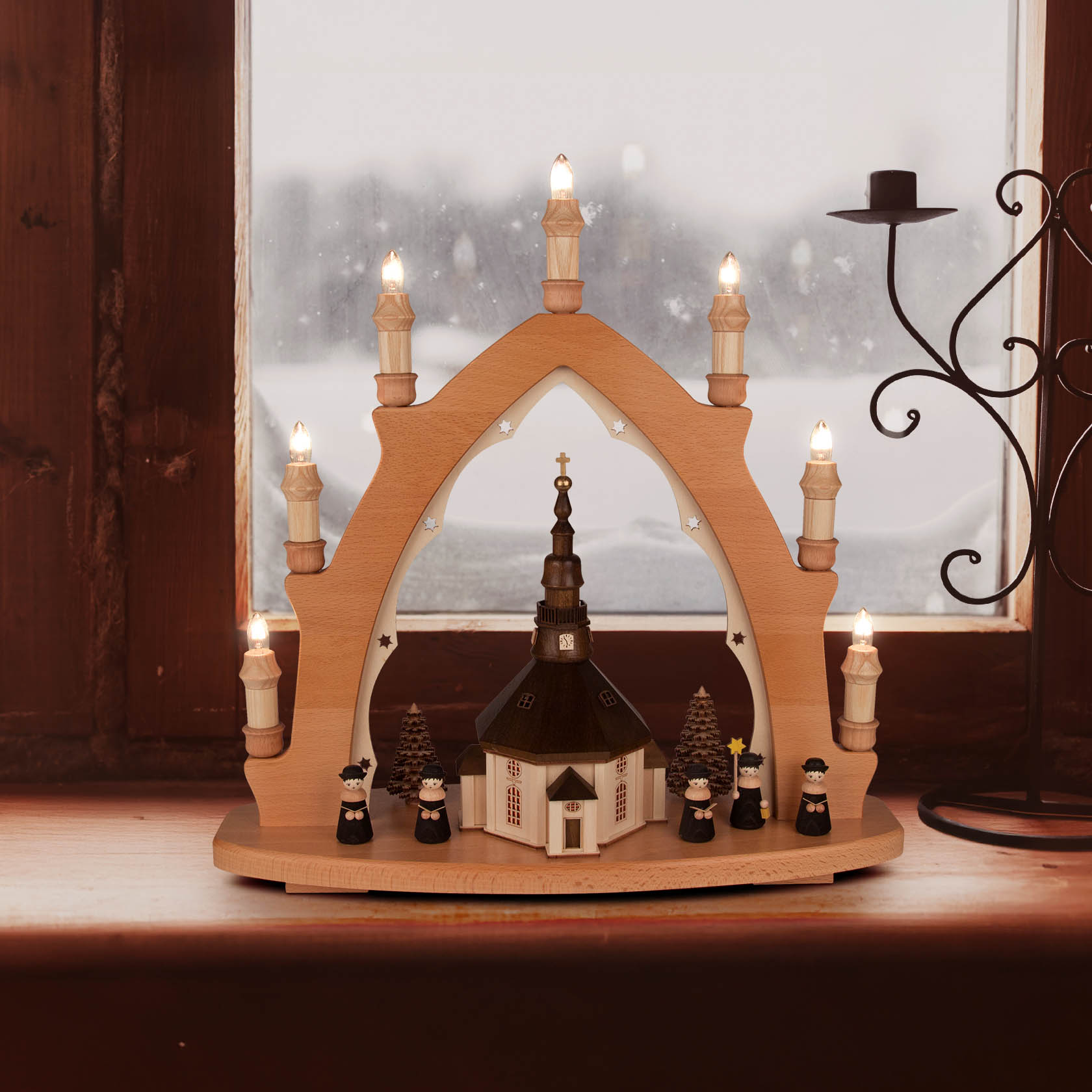 Illuminated arch display with Seiffen church and choir figurines, featuring an electrically lit church in the center.