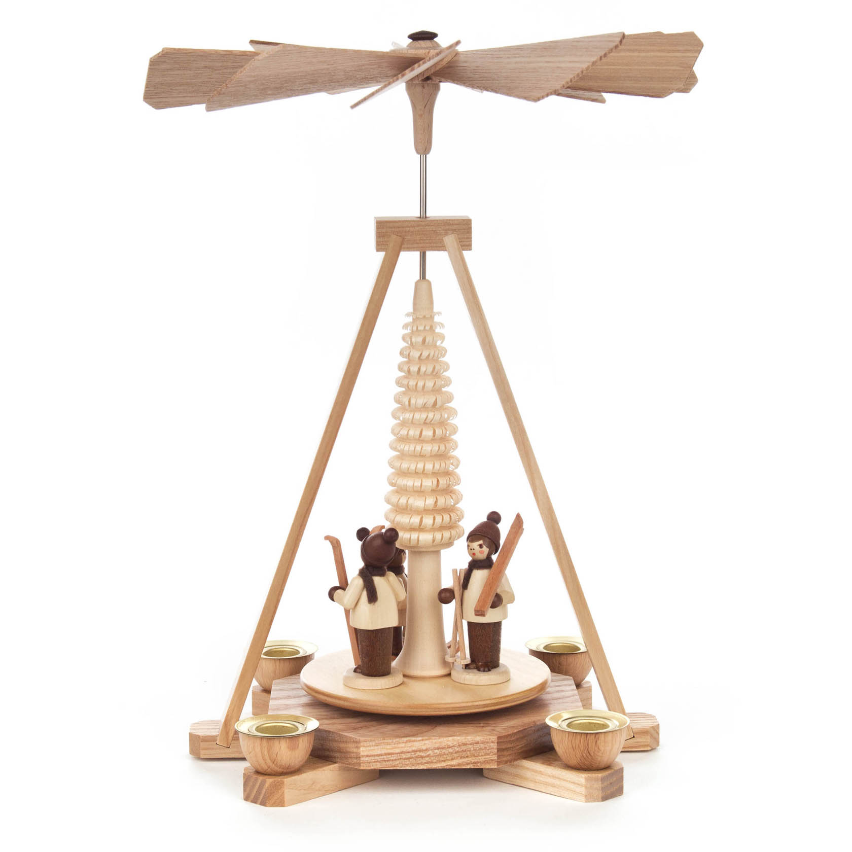 Holzpyramide mit zwei geschnitzten Skifahrern, die um einen zentralen Baum rotieren. Oben befindet sich ein Flügelrad, das durch Kerzenwärme angetrieben wird. im Dregeno Online Shop günstig kaufen