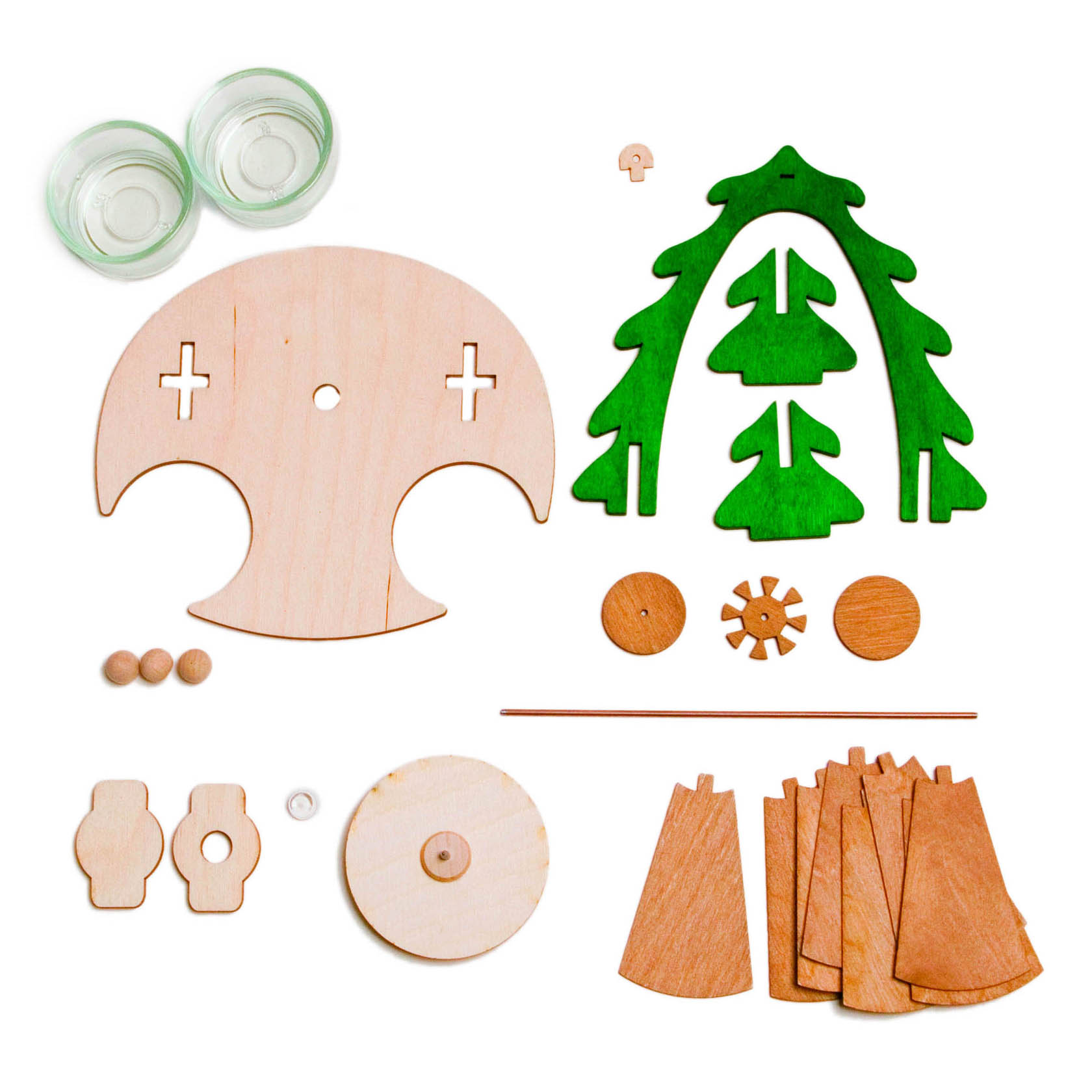 Holzteile und Zubehör für ein Bastelset, um eine Pyramide mit Schneemannthema zu bauen. Enthält runde und ovale Holzteile, grüne Baumform, Teelichthalter.