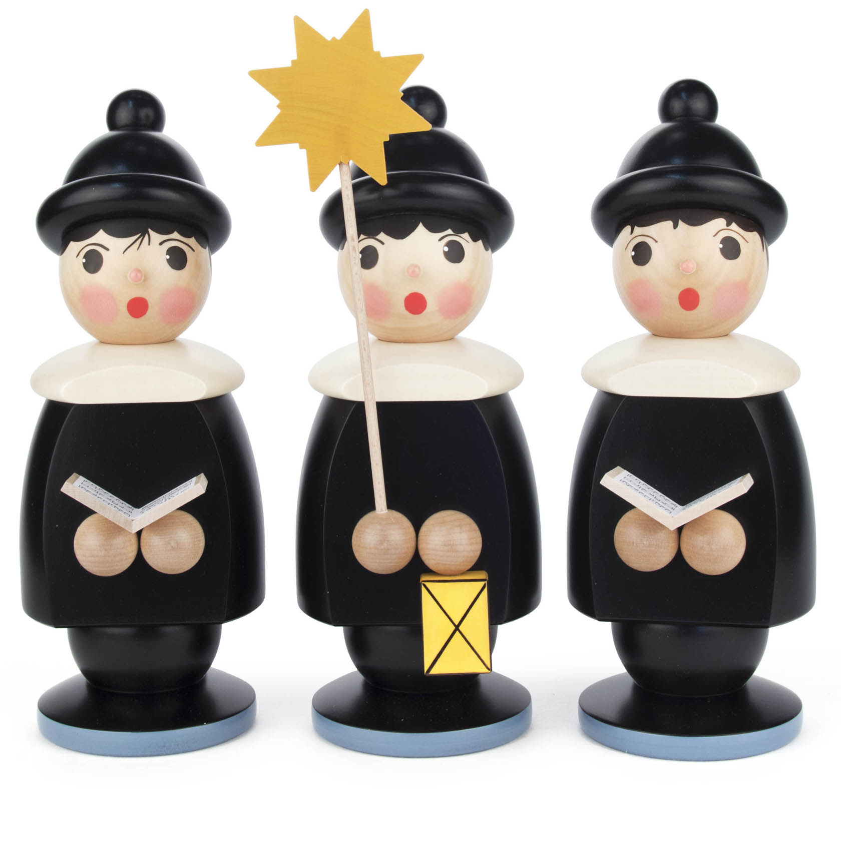 Drei schwarze Kurrendefiguren aus Holz, jeweils mit weißem Kragen und schwarzem Hut. Eine hält einen gelben Stern und eine Laterne, die anderen zwei offene Bücher. im Dregeno Online Shop günstig kaufen