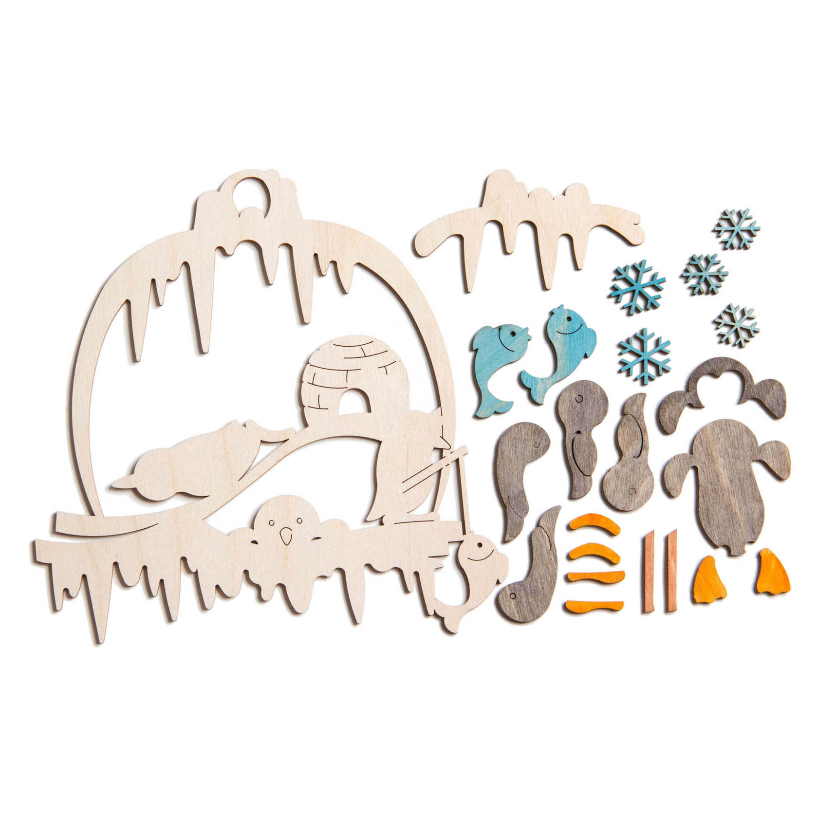 Teile eines Bastelsets für ein Fensterbild in Pinguinform, einschließlich Holzringen, Pinguin- und Iglu-Teile sowie dekorative Elemente in verschiedenen Farben.