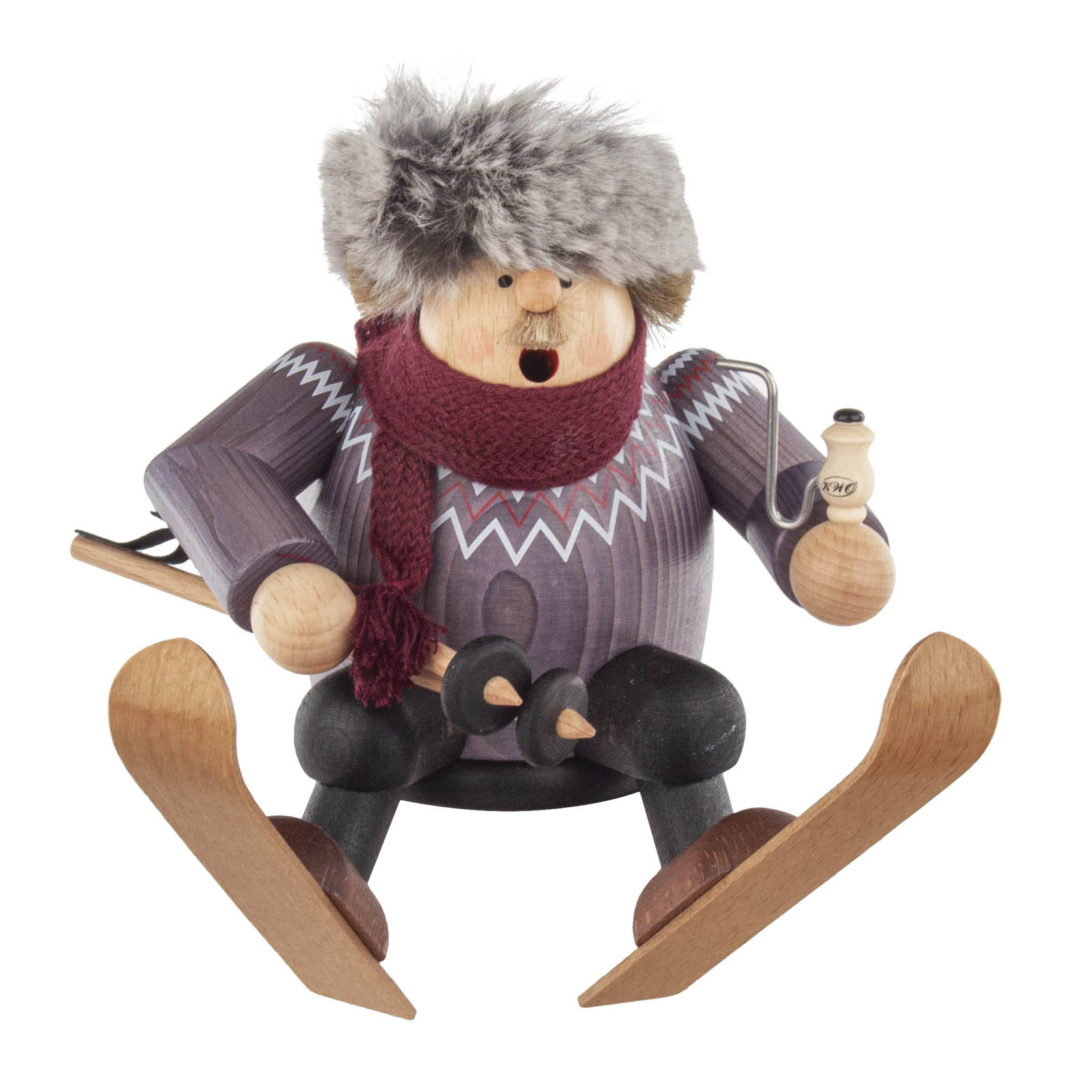 Holzfigur eines sommerski-fahrenden Räuchermanns mit grauem Pullover, rotem Schal und Fellmütze. Er hält eine Pfeife und hat Ski an den Füßen. im Dregeno Online Shop günstig kaufen