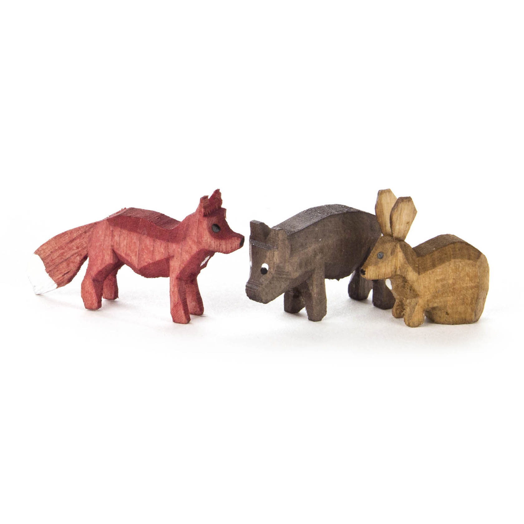 Drei Holzfiguren von Waldtieren: ein roter Fuchs, ein braunes Wildschwein und ein heller Hase, alle gebeizt und lackiert. im Dregeno Online Shop günstig kaufen