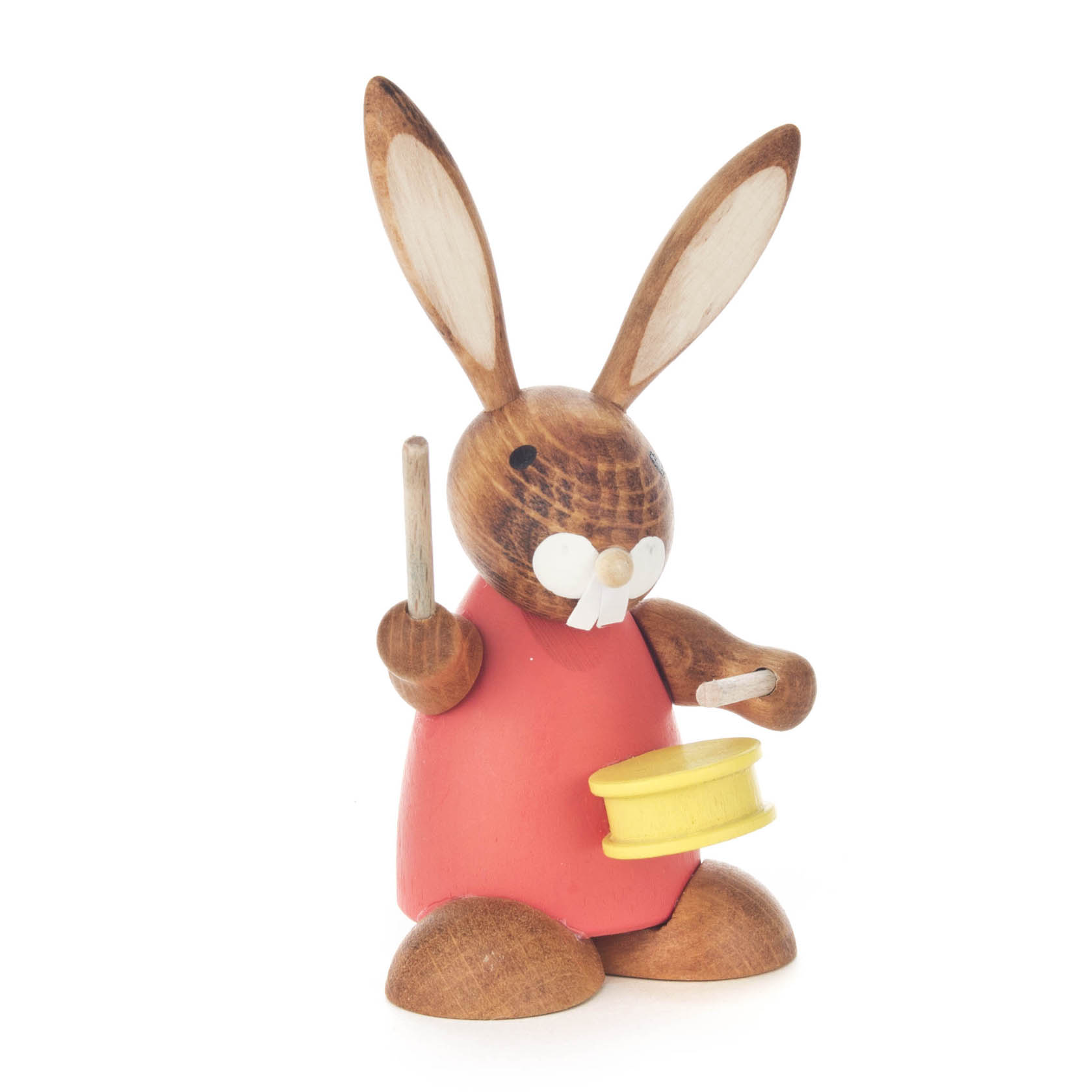 Holzfigur eines Hasen in rotem Gewand, der mit einem Stock auf eine gelbe Trommel schlägt. im Dregeno Online Shop günstig kaufen