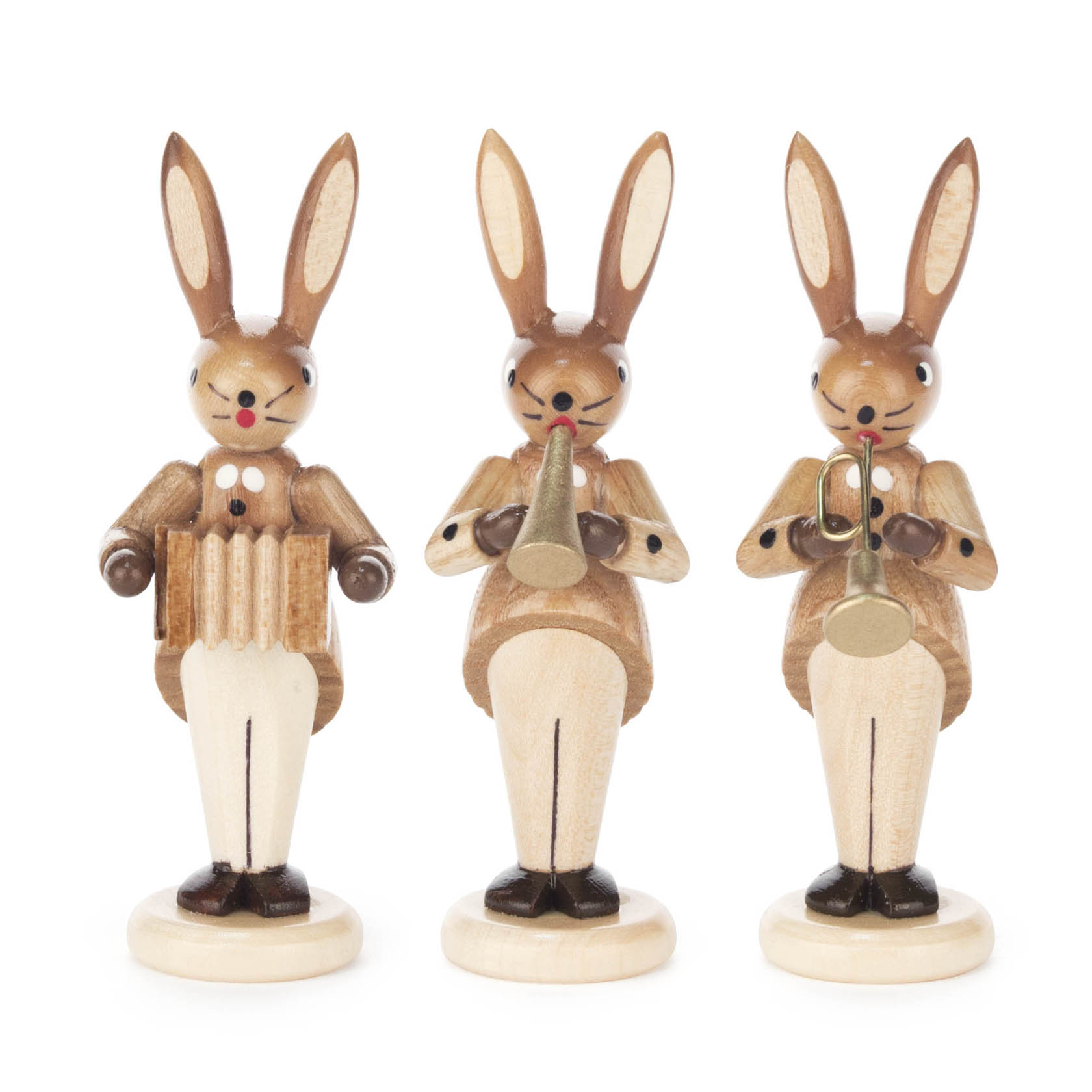 Drei hölzerne Hasenfiguren, die Musikinstrumente spielen: Ziehharmonika, Flöte und Trompete. Alle Figuren sind in natürlichen Farben gehalten. im Dregeno Online Shop günstig kaufen