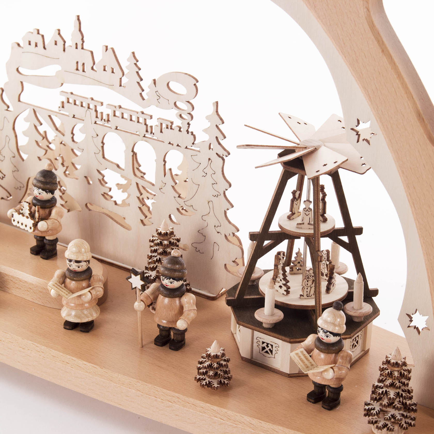 Ein elektrischer Schwibbogen mit Seiffener Kirche, Weihnachtsmarkt-Szene, beleuchtet. Miniaturfiguren in traditioneller Kleidung, Pyramide und kleine Tannen.