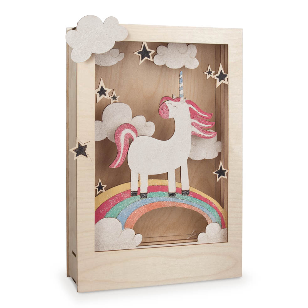 3D Holzbausatz mit einem Einhorn auf einem Regenbogen, umgeben von Wolken und Sternen, in einem rechteckigen Holzrahmen. Das Einhorn ist weiß mit rosa Mähne.