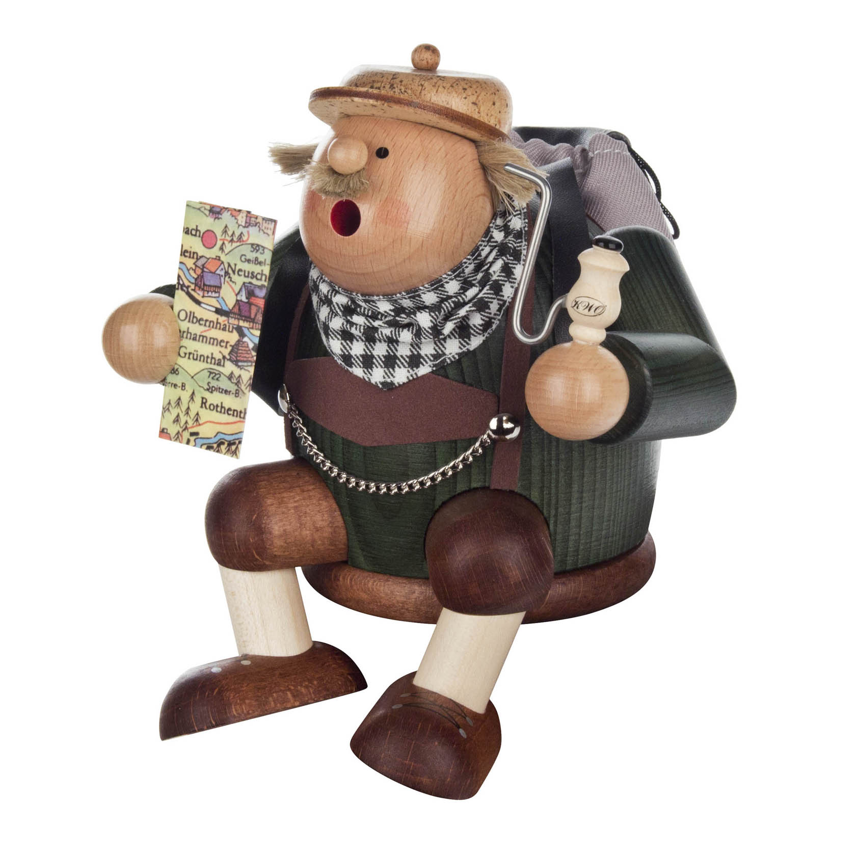 Ein Räuchermann in traditioneller Touristengestalt sitzt und hält eine Karte sowie einen Wanderstock. Er trägt einen Hut, kariertes Tuch und Rucksack.