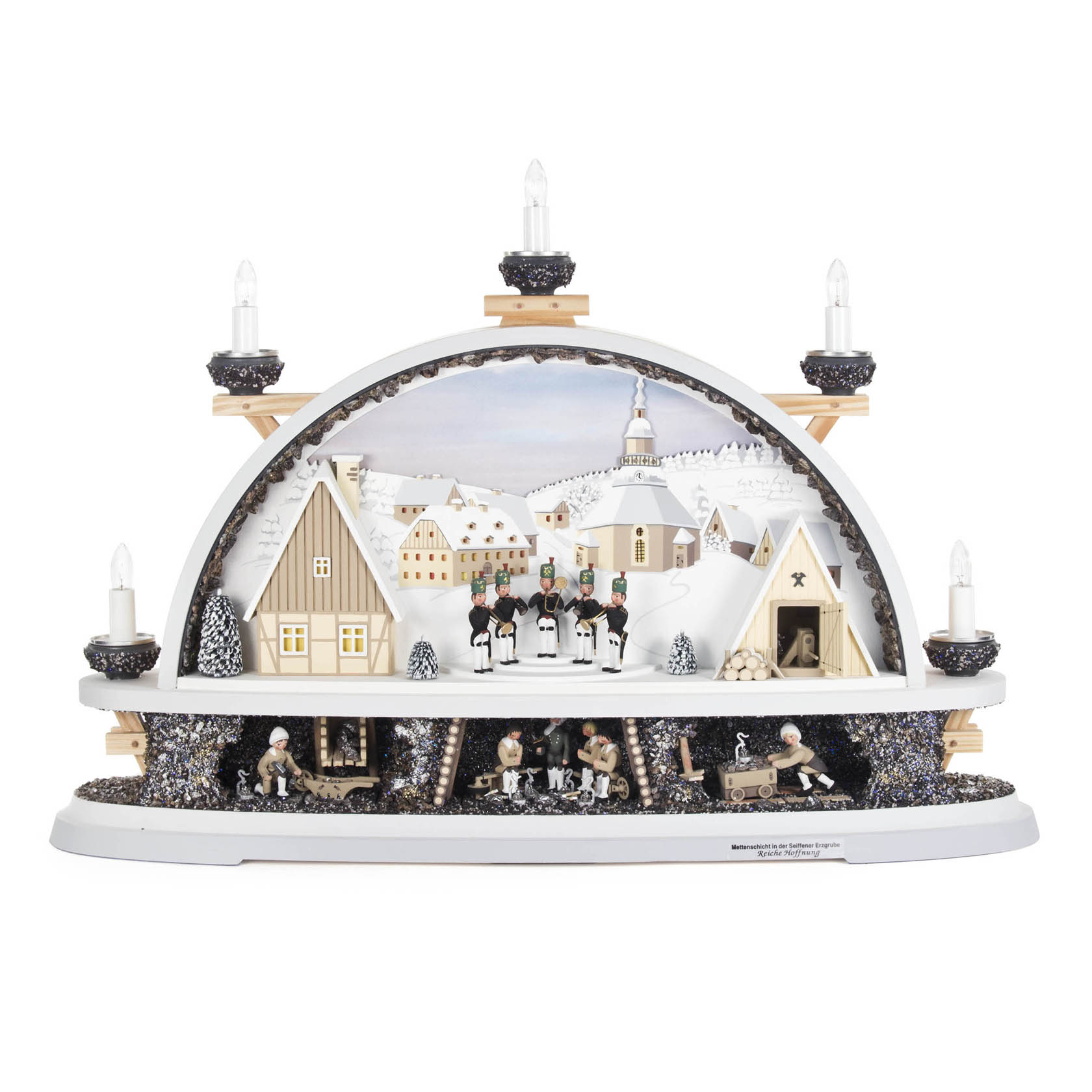 Elektrisch beleuchteter Schwibbogen mit Seiffener Dorf, Bergmannskapelle und Bergwerk. Im Vordergrund Bergleute, im Hintergrund Häuser und charakteristische Kirche. im Dregeno Online Shop günstig kaufen