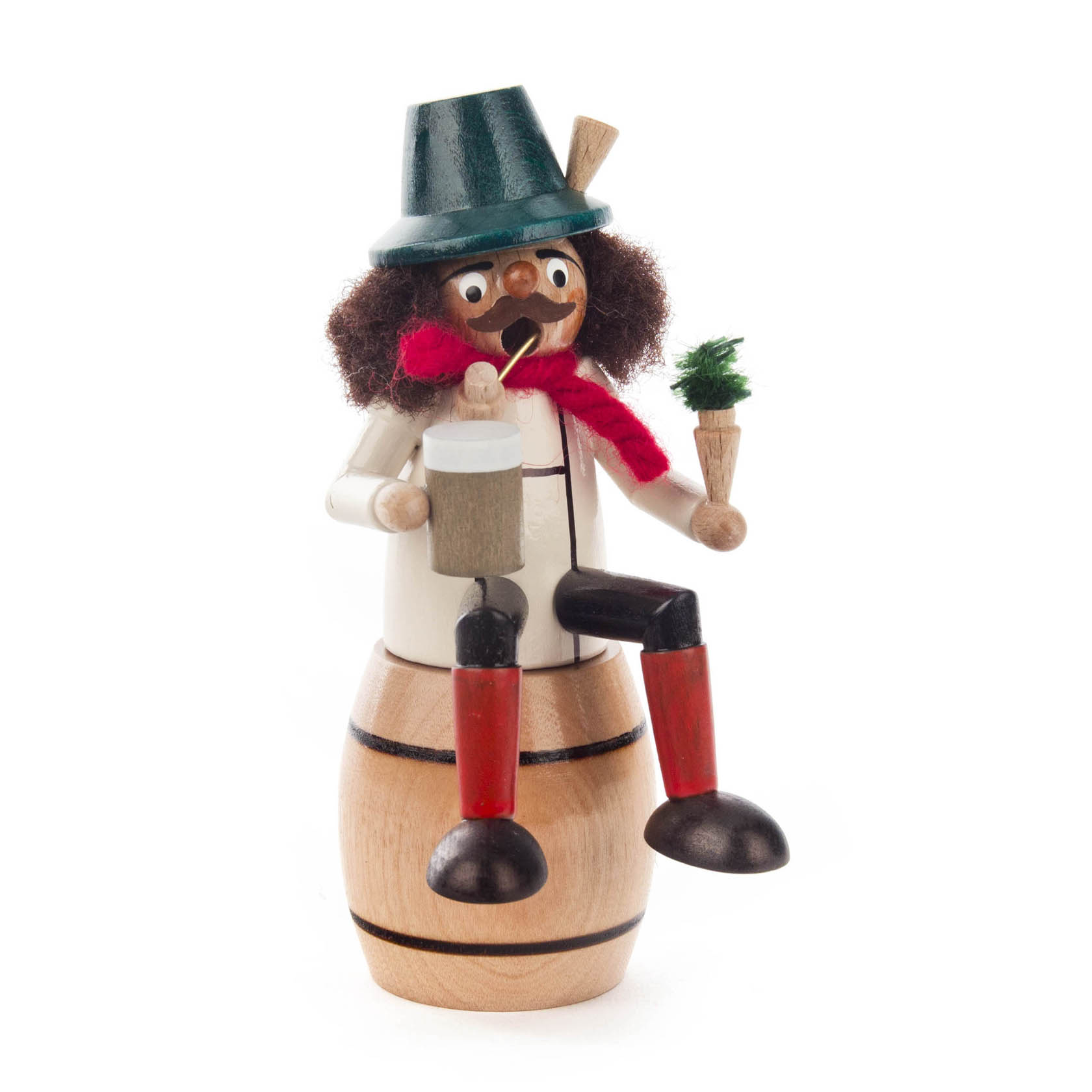 Ein Mini-Räuchermann in traditioneller bayerischer Tracht sitzt auf einem Fass und hält einen Bierkrug sowie einen kleinen Tannenbaum in den Armen. im Dregeno Online Shop günstig kaufen