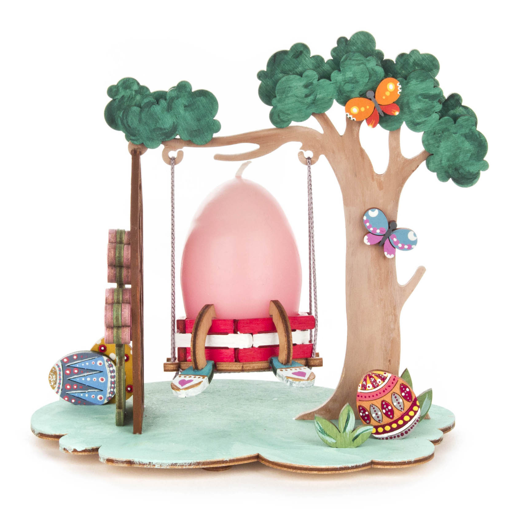 Eine Osterschaukel mit einem pinken Ei auf einer Holzschaukel, umgeben von bunten Ostereiern und einem Baum mit Schmetterling und Marienkäfer.