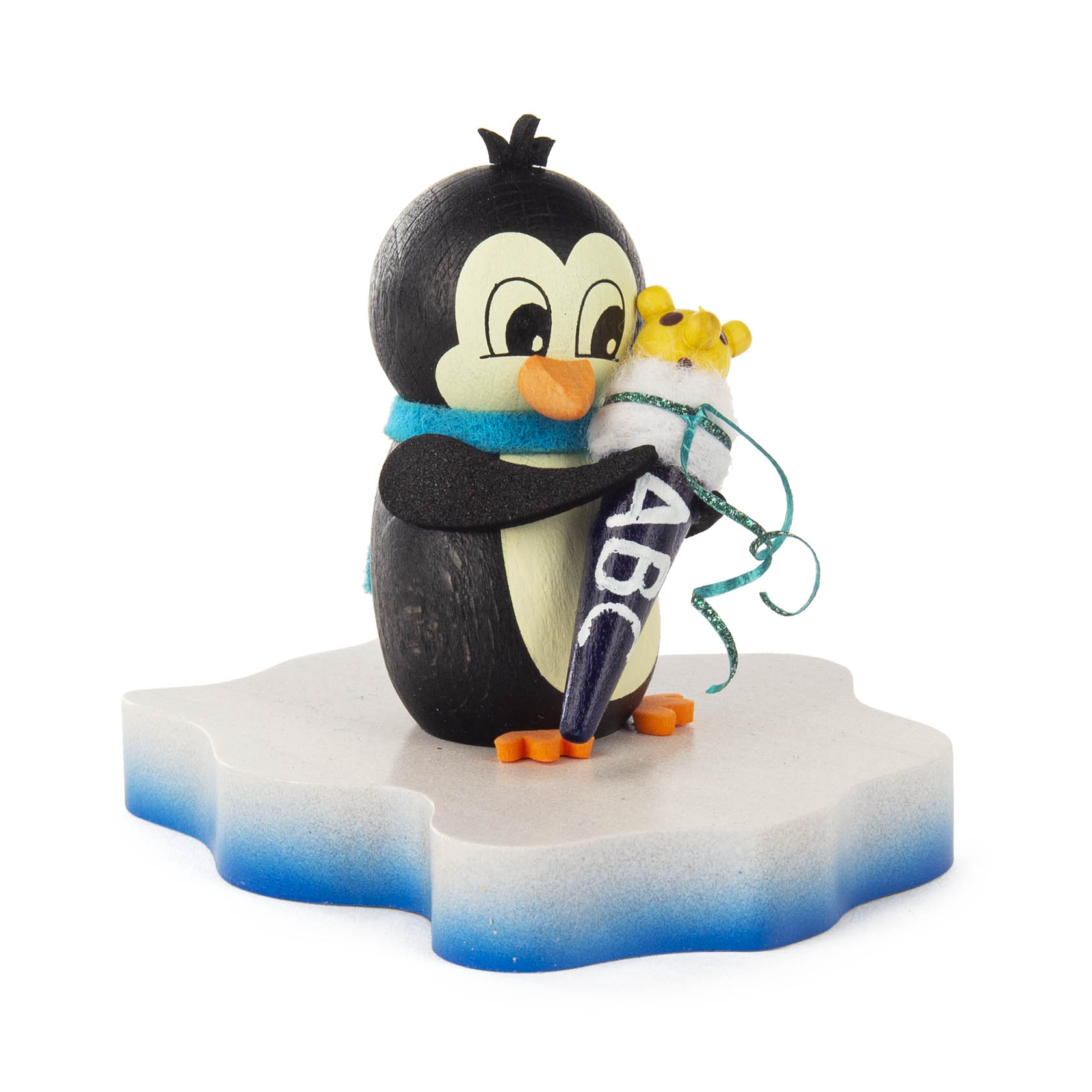 Ein Pinguin hält eine Zuckertüte mit der Aufschrift 'ABC', trägt einen blauen Schal und steht auf einer eisähnlichen Unterlage. im Dregeno Online Shop günstig kaufen