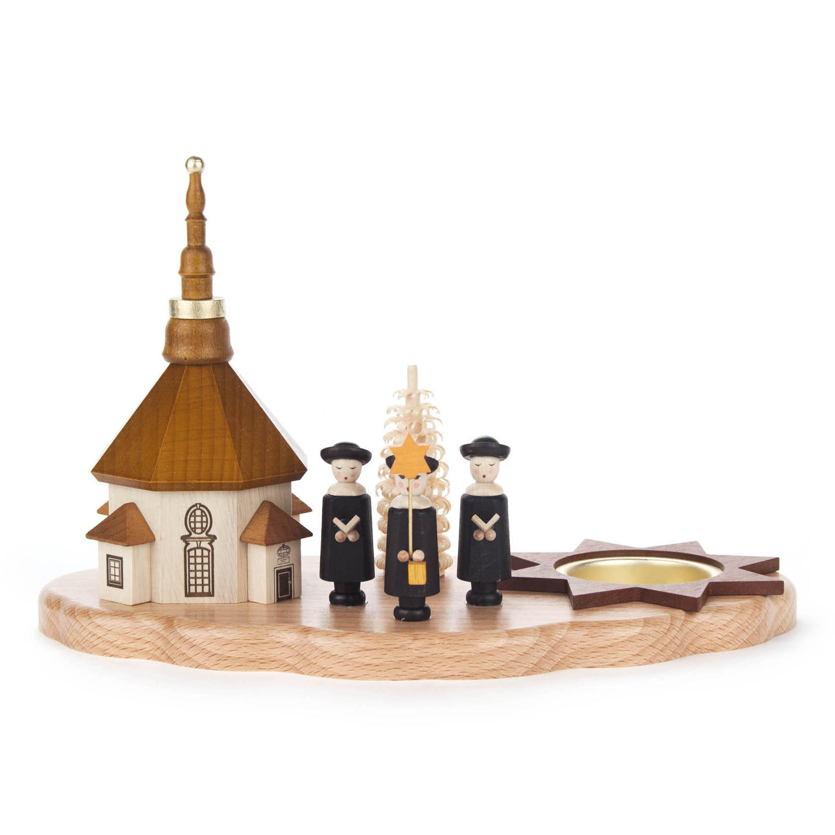 Teelichthalter mit einer miniaturisierten Seiffener Kirche, flankiert von drei Kurrende-Sängern in traditioneller schwarzer Kleidung auf einem Holztablett. im Dregeno Online Shop günstig kaufen