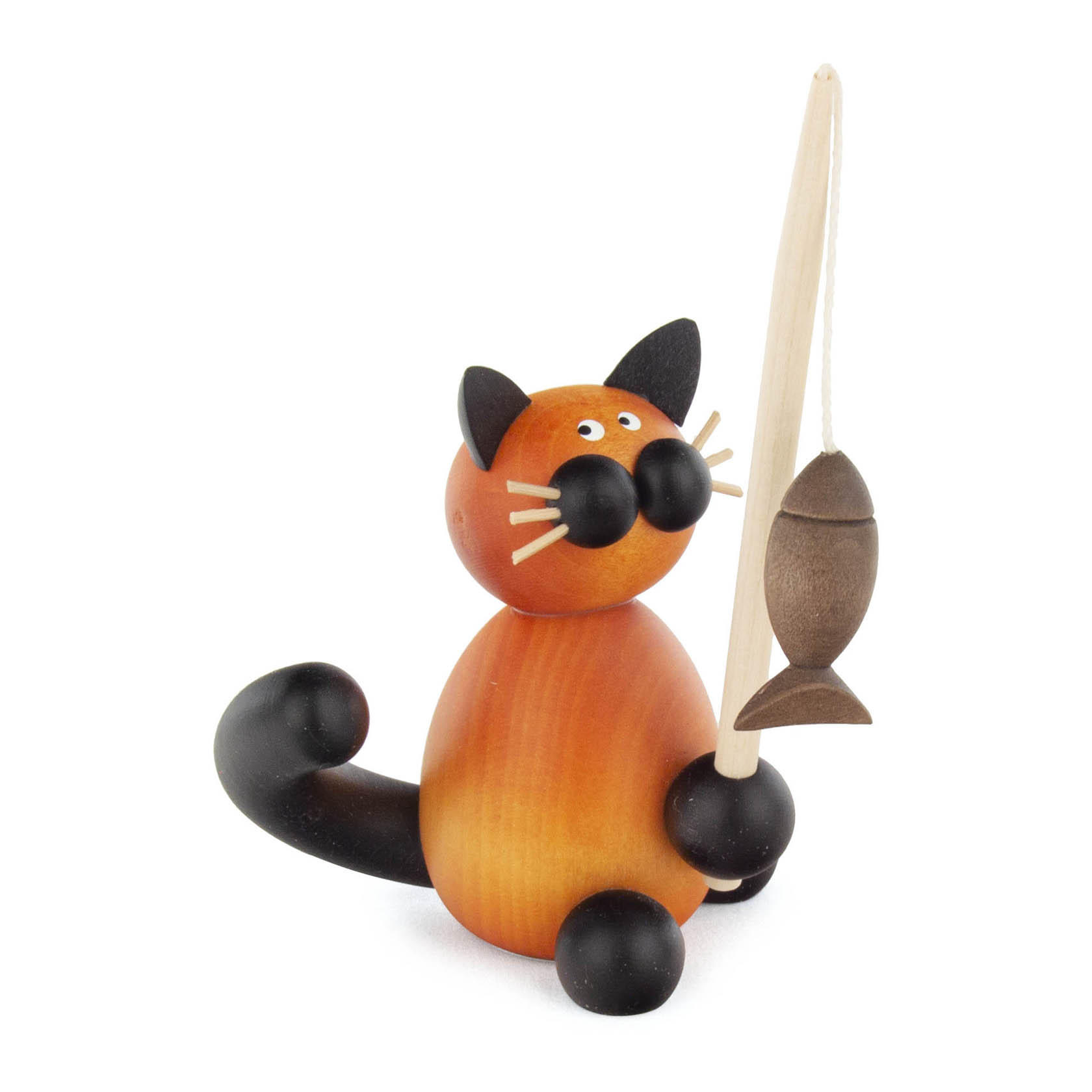 Holzfigur einer sitzenden Katze namens Bommel mit orange-braunem Körper und schwarzem Schwanz und Ohren. Sie hält eine Angel mit einem hölzernen Fisch. im Dregeno Online Shop günstig kaufen