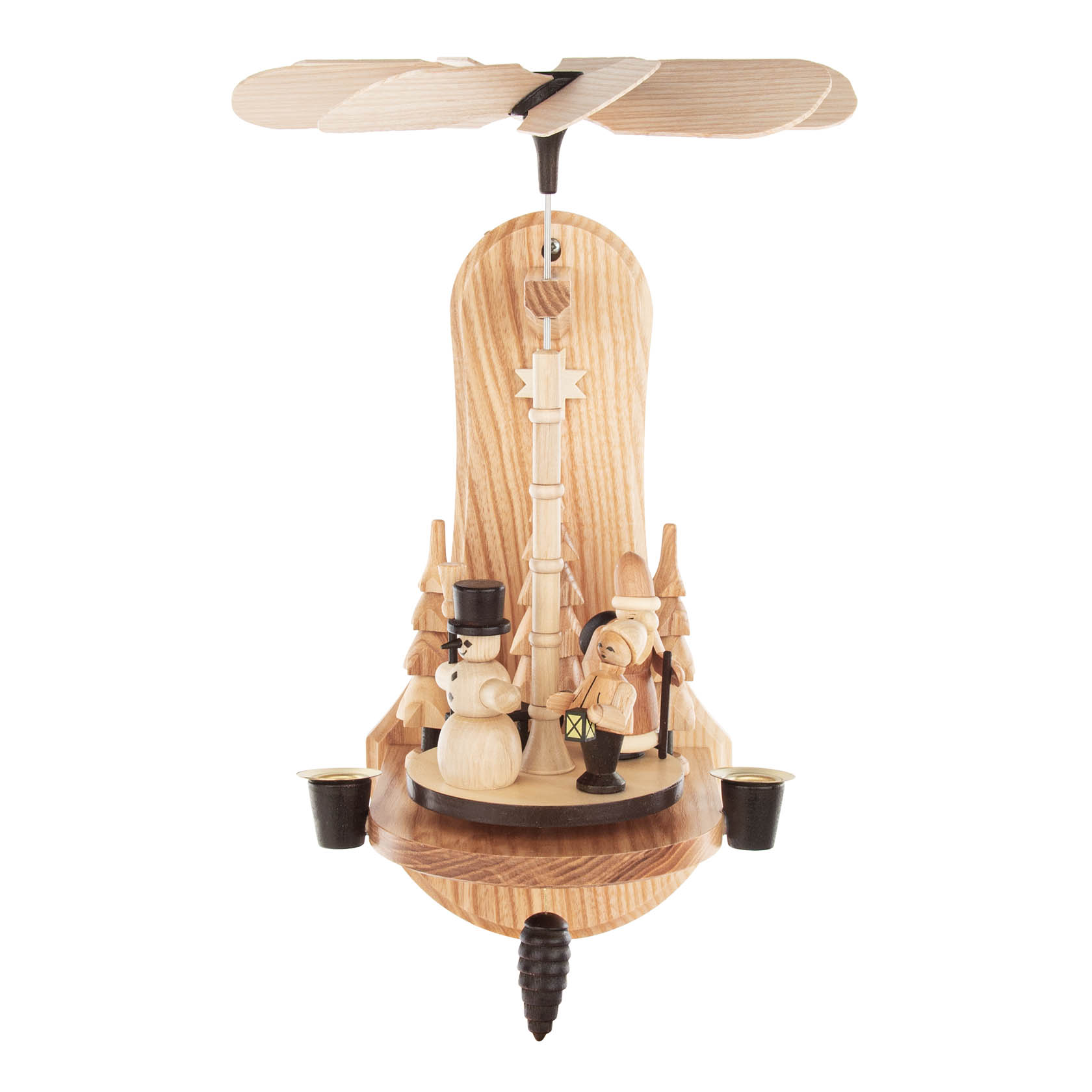Holz-Wandpyramide mit natürlichen Figuren, darunter ein Schneemann mit Zylinder und ein Kind mit Laterne. Oben ein Holzflügel für Kerzenantrieb. im Dregeno Online Shop günstig kaufen