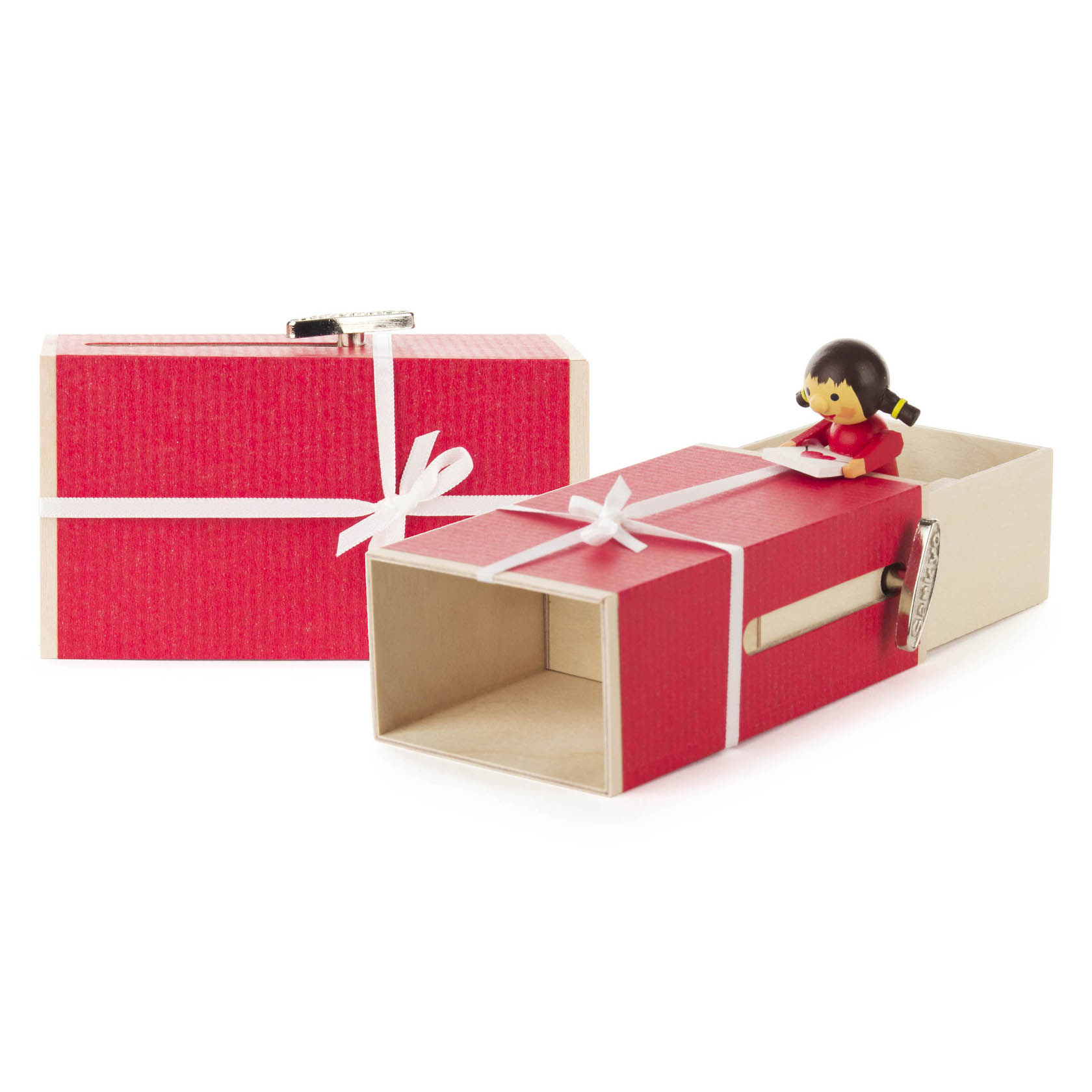 Eine rote Schiebebox, als Geschenk verpackt, mit weißer Schleife. Ein kleines Mädchen in Rot sitzt auf dem Deckel der geöffneten Box. im Dregeno Online Shop günstig kaufen