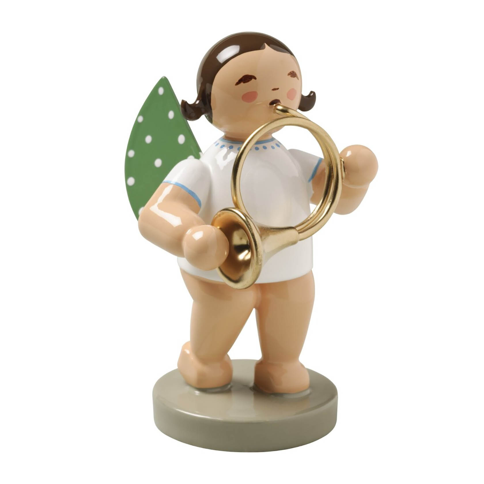 Ein kleiner Engel aus Holz mit blondem Haar, grün gepunkteten Flügeln und einem goldenen Orchesterhorn in den Händen. im Dregeno Online Shop günstig kaufen