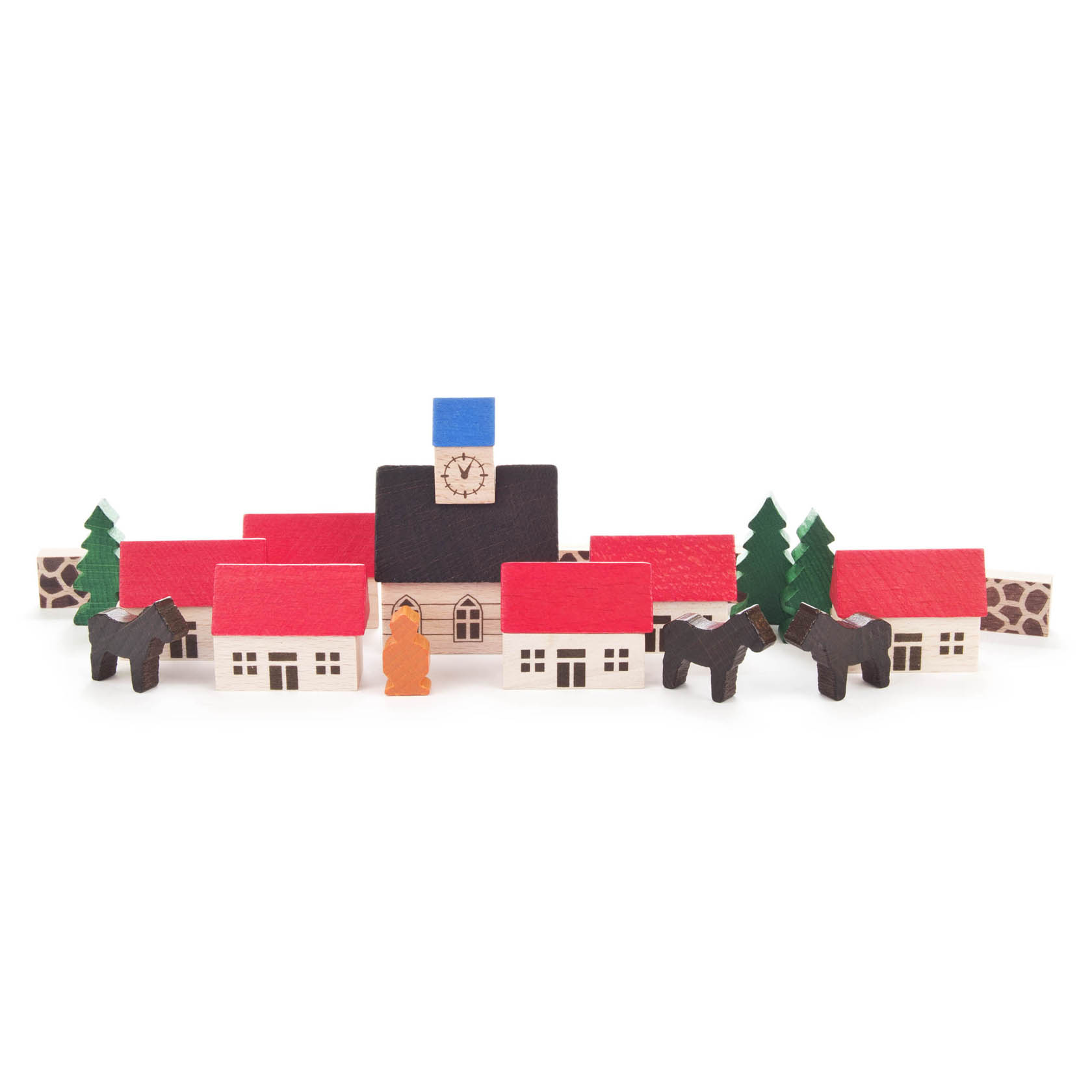 Holzspielzeug-Dorf mit roten Dächern, einer Kirche mit blauem Kirchturm und Uhr, zwei schwarzen Pferden, grünen Bäumen und einer Mauer. im Dregeno Online Shop günstig kaufen
