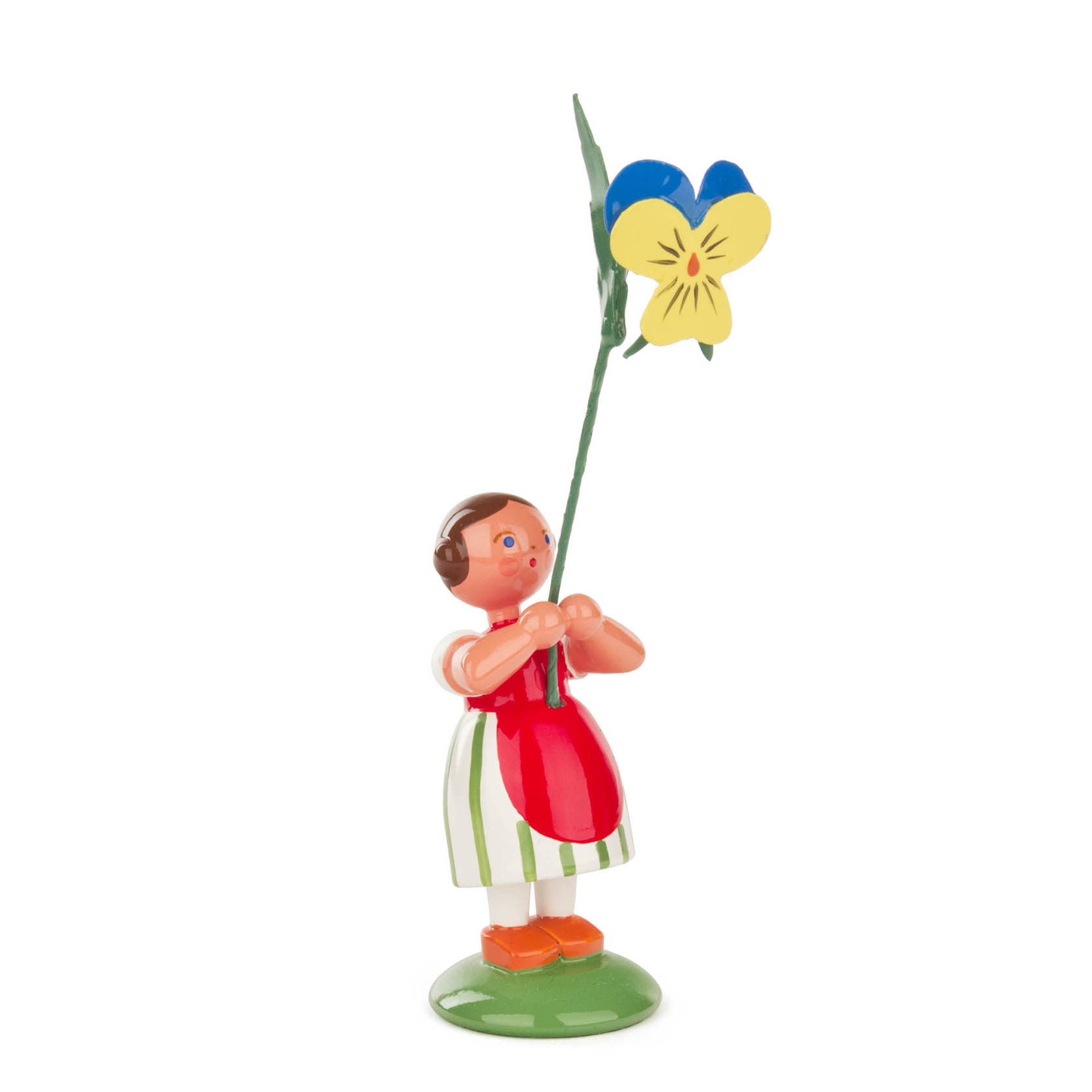 Eine Figur eines Mädchens im roten Kleid mit grün-weiß gestreiftem Schurz und orangefarbenen Schuhen, das ein Stiefmütterchen aufrecht hält. im Dregeno Online Shop günstig kaufen