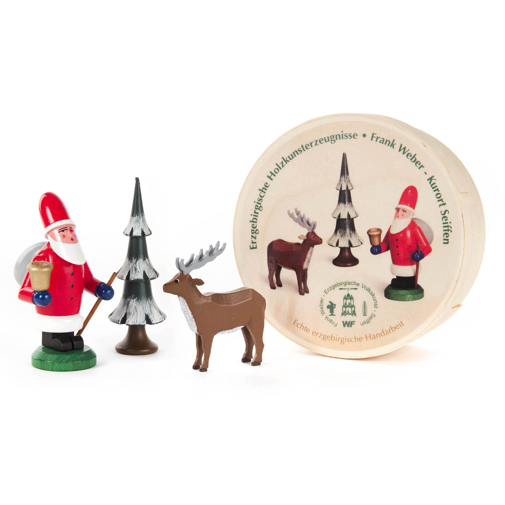 Holzfiguren-Set mit einem Weihnachtsmann, einem Tannenbaum und einem Hirsch vor einer runden Spandose. im Dregeno Online Shop günstig kaufen