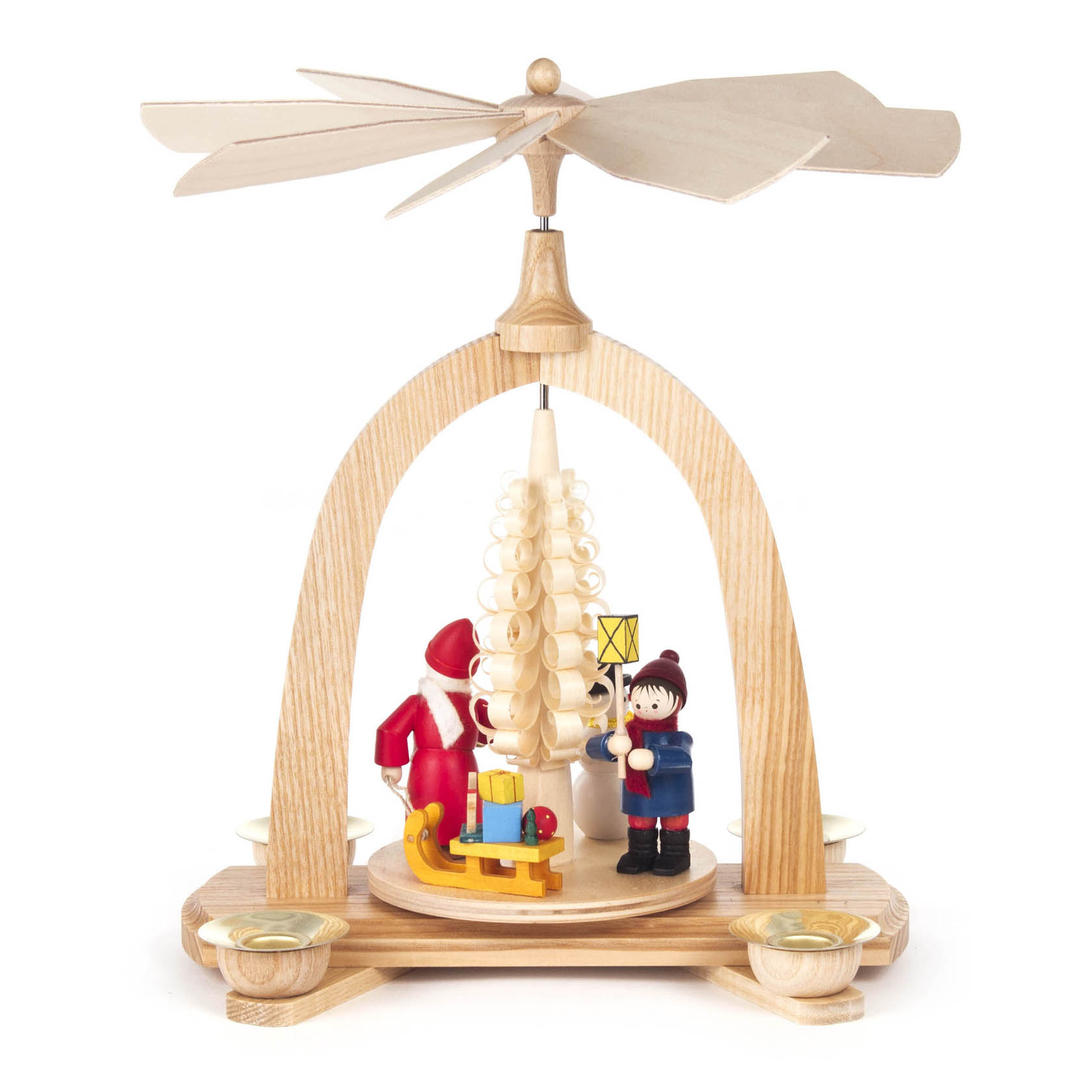 Holzpyramide mit Weihnachtsszene: ein Weihnachtsmann und ein Kind mit Laterne stehen um einen Baum. Oben dreht sich ein Flügelrad. im Dregeno Online Shop günstig kaufen