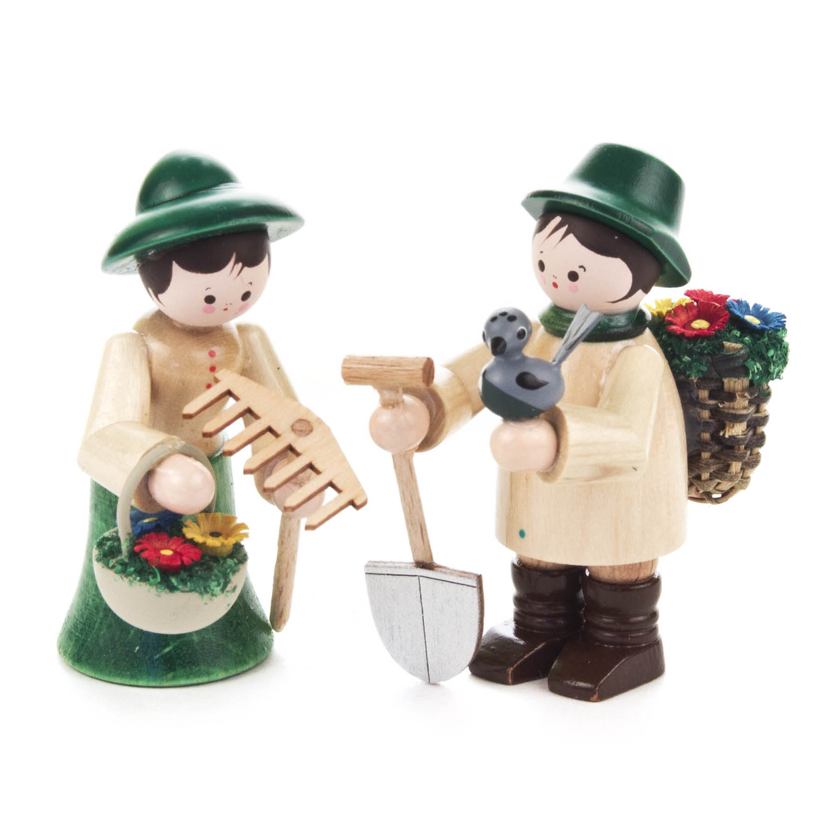 Zwei bunte Holzfiguren als Gärtnerpaar. Der Mann hält eine Schaufel und eine Gießkanne, die Frau trägt einen Rechen und einen Korb mit Blumen. im Dregeno Online Shop günstig kaufen
