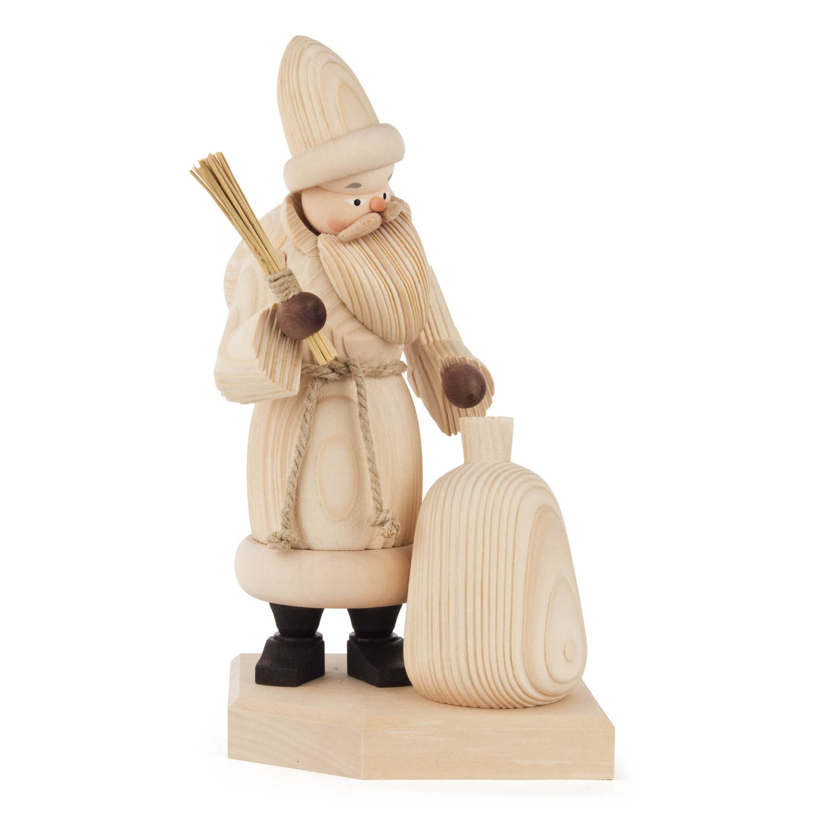 Holzfigur eines Räuchermanns als Weihnachtsmann, naturbelassen, mit langem Bart, Mütze, Sack und Besen in der Hand, auf einem Holzsockel.