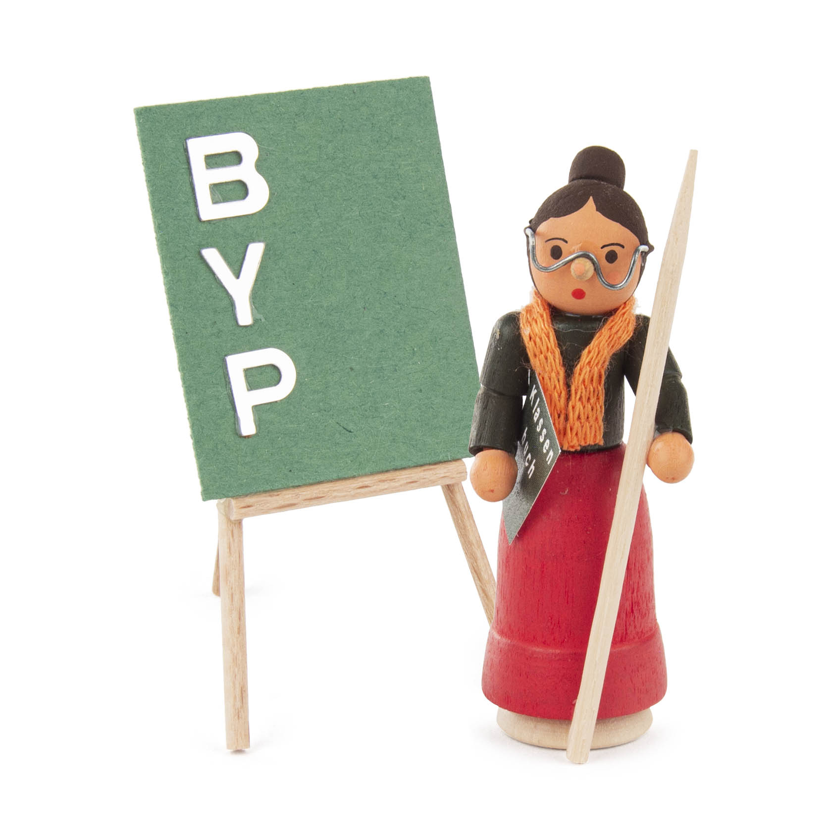 Holzfigur einer Lehrerin mit Brille, rotem Rock und orangenem Schal, die einen Zeigestock hält, neben einer grünen Tafel mit weißen Buchstaben 'BYP'. im Dregeno Online Shop günstig kaufen