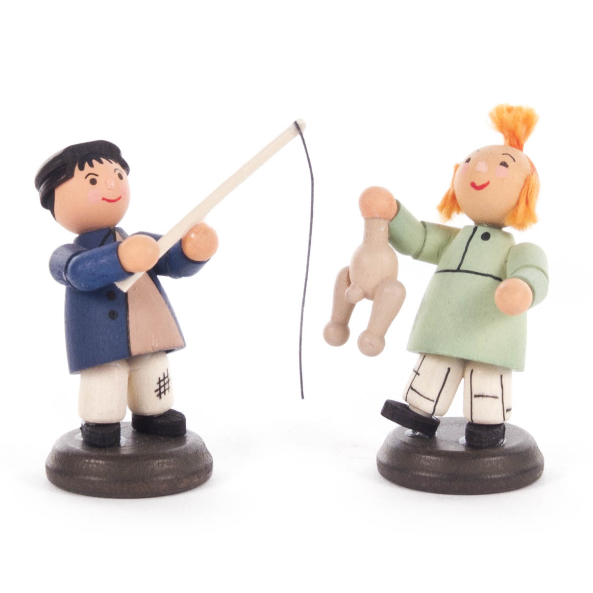 Zwei Holzfiguren, Max in blauer Kleidung mit Angelrute, Moritz in grüner Kleidung mit Holzpuppe, beide auf schwarzen Standsockeln. im Dregeno Online Shop günstig kaufen
