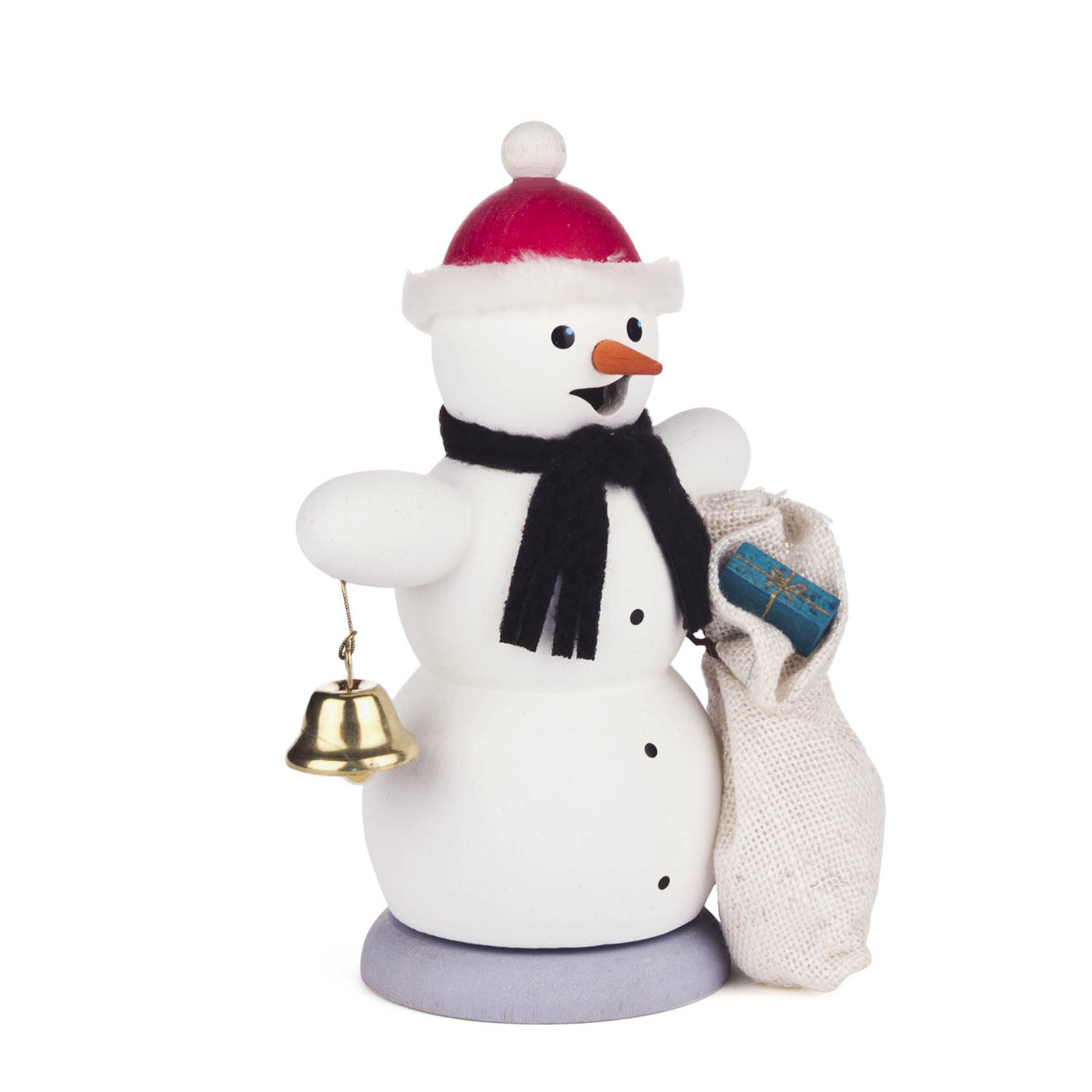 Ein Schneemann-Räuchermann mit schwarzem Schal und roter Mütze, hält eine Glocke und trägt einen Geschenksack. Er hat eine orangefarbene Karottennase. im Dregeno Online Shop günstig kaufen